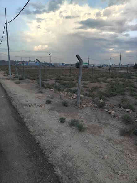 قطعة لبيع مجمع 400متر مسيجة تبعد عن طريق كفل 500قطةمدفونةوخلف مجمع الاوربي اتصل على رقم ***********
