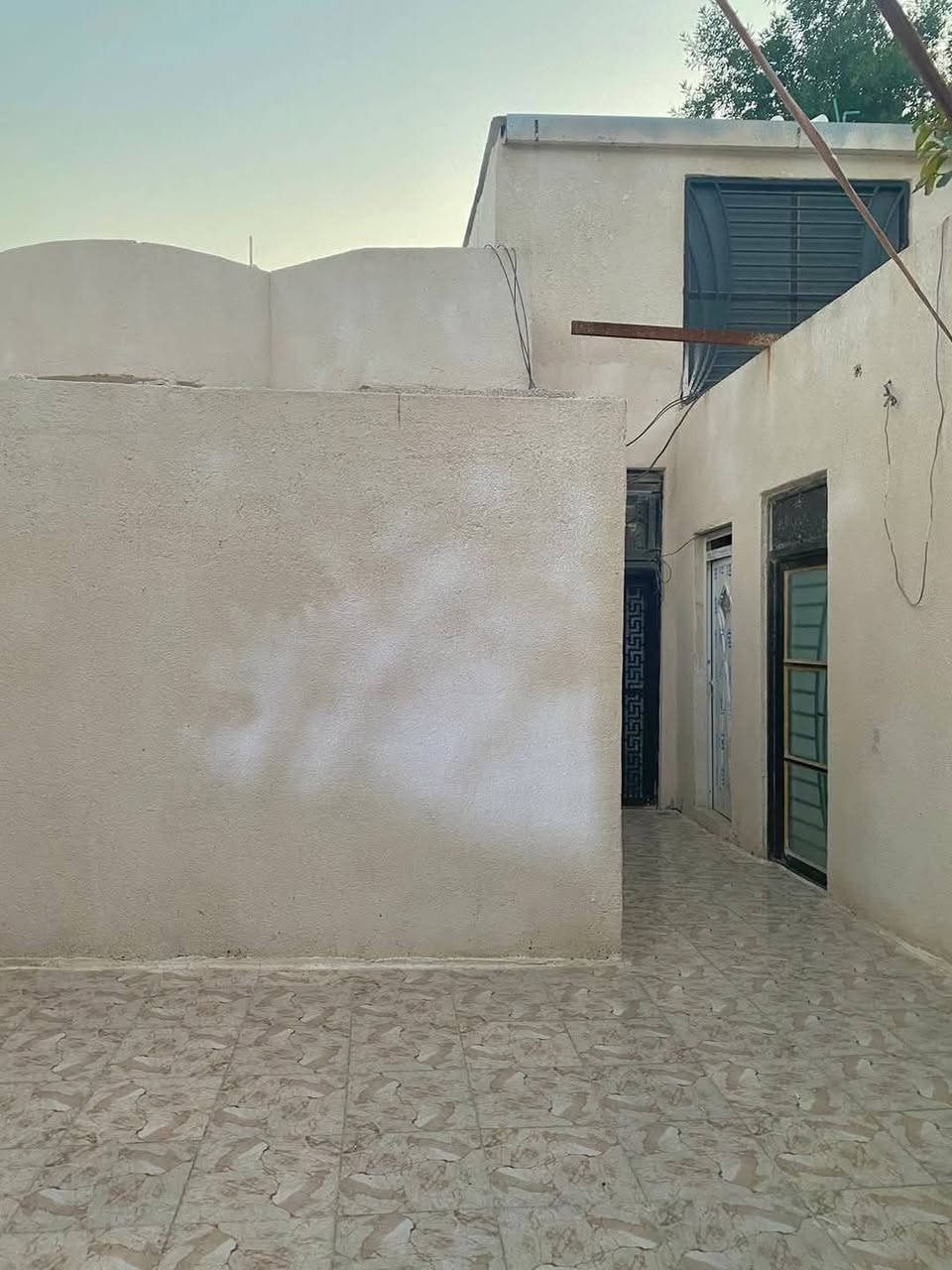 ؛🏰عقار للبيع او مراوس في كربلاء  600 متر
🟩 تحتوي على ثلاثه دور ,🏠🏠🏠 
🟩الموقع يصلح حسينية للزوار 🏰
🟩 طابو زراعي 🏞️ 
🟩سند 25 يتحول بسم المشتري 📝
‌🟩الموقع بوبيات خلف اسواق برتقاله🍊🍊
🟩 عن الامام 2 كيلو 🛣️
‌🟩المساحه    600 متر  الوجهيه 16 متر  
‌🟩شارع   5 امتار عن شارع العام 15 متر 🛤️
‌🟩كهرباء بلباب مجاري مربوطه على شارع 
🟩السعر مناسب💸💸💸💸💸450
‌🟩الاستفسار       ***********📱☎️☎️☎️
🛑البيت الاول
  🟩100 متر يحتوي على غرف عدد 2 وحمام وصاله ومطبخ  سيراميك وبورسلين درجه اوله بناء مسلح 
🛑البيت الثاني 
🟩 المساحة 110 متر  غرف عدد 2 وصاله مطبخ حمام وتواليت وستقبال شغل درجه اوله بناء مسلح
🛑البيت الثالث 
🟩المساحه 170متر  غرفه وصاله ومطبخ وستقبال ومدخل وصحيات  شغل درجه اوله  بناء مسلح
