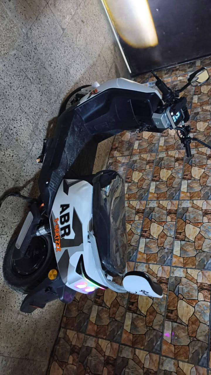 #ماطور_شحن_318ABR_الرياضي
مو العادي ترا انتبه حبيبي #الرياضي
6 بطاريات شرط اصليات
حجم الملف 3000 واط شرط 
سويج 1 وكارت 1 وبصمة تشغيل عن بعد لان السويج الاضافي والكارت الاضافي ضاعو مني 
وتشغيل بميزة NFC بالموبايل
رجوع للخلف R
حساسات دبل اشارة واشارة يمين ويسار
4 سرعات
دبلات شرط شغالة 
ماناقصة ايشي كله شغال شرط 
كلشي موضح بالفديو والصور كدام عينك
مستخدم 3 اشهر  فقط
السعر 750 بي مجال بسيط


**إذا كنت صاحب هذا الإعلان وتريد حذفه لأي سبب، رجاءا أرسل رسالة إلى الدعم الفني**