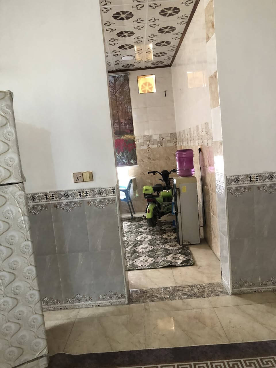 من رخصة الادمن بيت للبيع بناء حديث جدا  صار سنه من نزلت بيه يعني بناء على مواصفات حديثه يتكون من غرفتين وصاله كبيره جدا ومطبخ كبير حمام 3 امتار وعرض مترين ومناورن متر ونص مثل مابالصوره اونظف بعد مساحة 200 م سعر البيت 95 بيه مجال بسيط مكان لبيع مسيب حي ام البنين على الشارع كامل الخدمات


**إذا كنت صاحب هذا الإعلان وتريد حذفه لأي سبب، رجاءا أرسل رسالة إلى الدعم الفني**