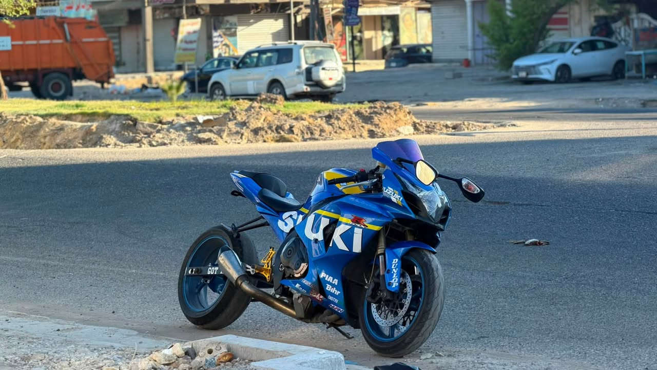 السلام عليكم
Gxr1000r￼
￼2011
هاوزن 
برمجة 3مودات 
الممشى 33الف 

‭+964 786 760 5507‬

