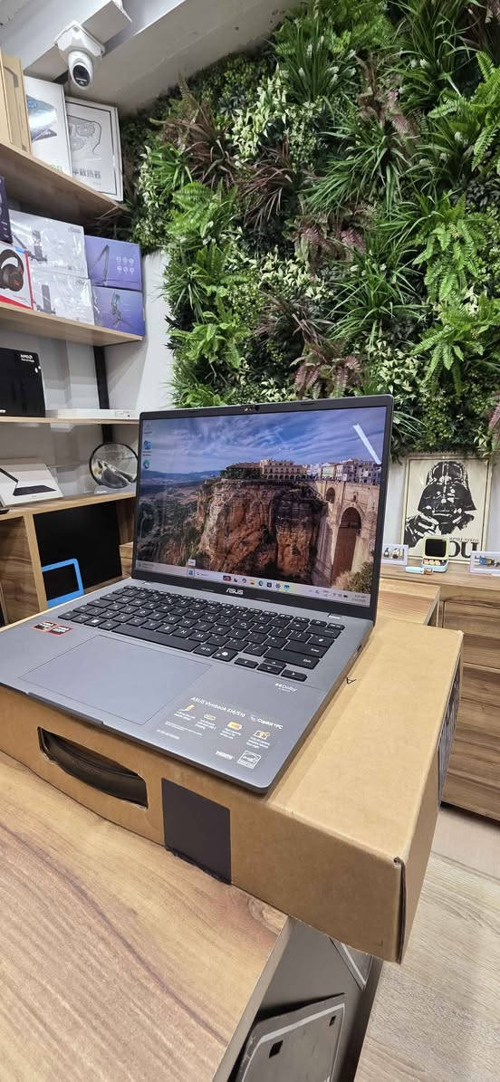 کوردی_ عربي

☀️  هێزی ژیری دەستکرد لە دەستتایە
تایبەتمەندی و جوانی کۆدەبنەوە لە Asus Vivobook S14!

ئەم لاپتۆپە تەنها ئامێرێک نییە، بەڵکو هاوڕێی سەرکەوتنەکانتە. بە دیزاینە ناوازەکەی و شاشە بێوێنەکەی، هەموو کارەکانت بە چێژەوە ئەنجام بدە.

💻 تایبەتمەندییەکان:
پڕۆسێسەر (CPU): جۆری AI 7 350 (خێرا و زیرەک).

ڕام (RAM): ٣٢ گێگابایت (2*16) بە خێرایی 5600MHz بۆ ئەوەی هیچ کات چاوەڕێ نەکەیت.

هارد (Storage): یەک تێرابایت (1TB NVMe) بۆ خەزنکردنی هەموو فایلەکانت بە خێراییەکی بێسنوور.

گرافیک (GPU): جۆری 860M بە قەبارەی 512MB.

شاشە: ١٤ ئینج OLED، ڕەنگەکان بە زیندوویی ببینە.

🌟 وەک لە وێنەکاندا دیارە، خاوەن دیزاینێکی تەنک و کوالێتییەکی بەرزە کە بۆ هەموو شوێنێک گونجاوە.

ئەم ئامێرە کیبۆردێکی ئارام و دیزاینێکی سەردەمیانەی هەیە کە هێز و سوکی پێکەوە کۆکردۆتەوە.
دەنگی Dolby atoms 

 عربي

 الوحش الجديد من Asus وصل!
تريد لابتوب يجمع بين الشكل الكشخة والأداء المرعب؟ Asus Vivobook S14 هو الاختيار!

هذا الجهاز مو بس لابتوب، هذا مكينة مال شغل ودراسة وتصميم، وبأحدث تقنيات الذكاء الاصطناعي.

🚀 المواصفات اللي تخليك مسيطر:
المعالج (CPU): AI 7 350، معالج ذكي وقوي جداً يتحمل أقوى البرامج.

الرام (RAM): 32GB (قطعتين 16GB) بسرعة 5600MHz، انسى شي اسمه تعليك أو بطء بالتنقل بين البرامج.

الهارد (Storage): 1TB NVMe، سرعة خيالية بنقل الملفات ومساحة كافية لكل شغلك.

كارت الشاشة (GPU): 860M بمساحة 512MB.

الشاشة (Screen): 14 انج OLED، ألوانها تجنن ووضوحها مو طبيعي، مثالية للأفلام والتصميم.

✨ مثل ما تشوفون بالصورة، الجهاز تصميمه عصري، خفيف الوزن، وكيبورد مريح جداً بالكتابة.
ملاحظة / 
الجهاز مزود بلوحة مفاتيح مريحة وتصميم عصري يجمع بين القوة والخفة.
صوت Dolby atoms أربيل, العراق


**إذا كنت صاحب هذا الإعلان وتريد حذفه لأي سبب، رجاءا أرسل رسالة إلى الدعم الفني**