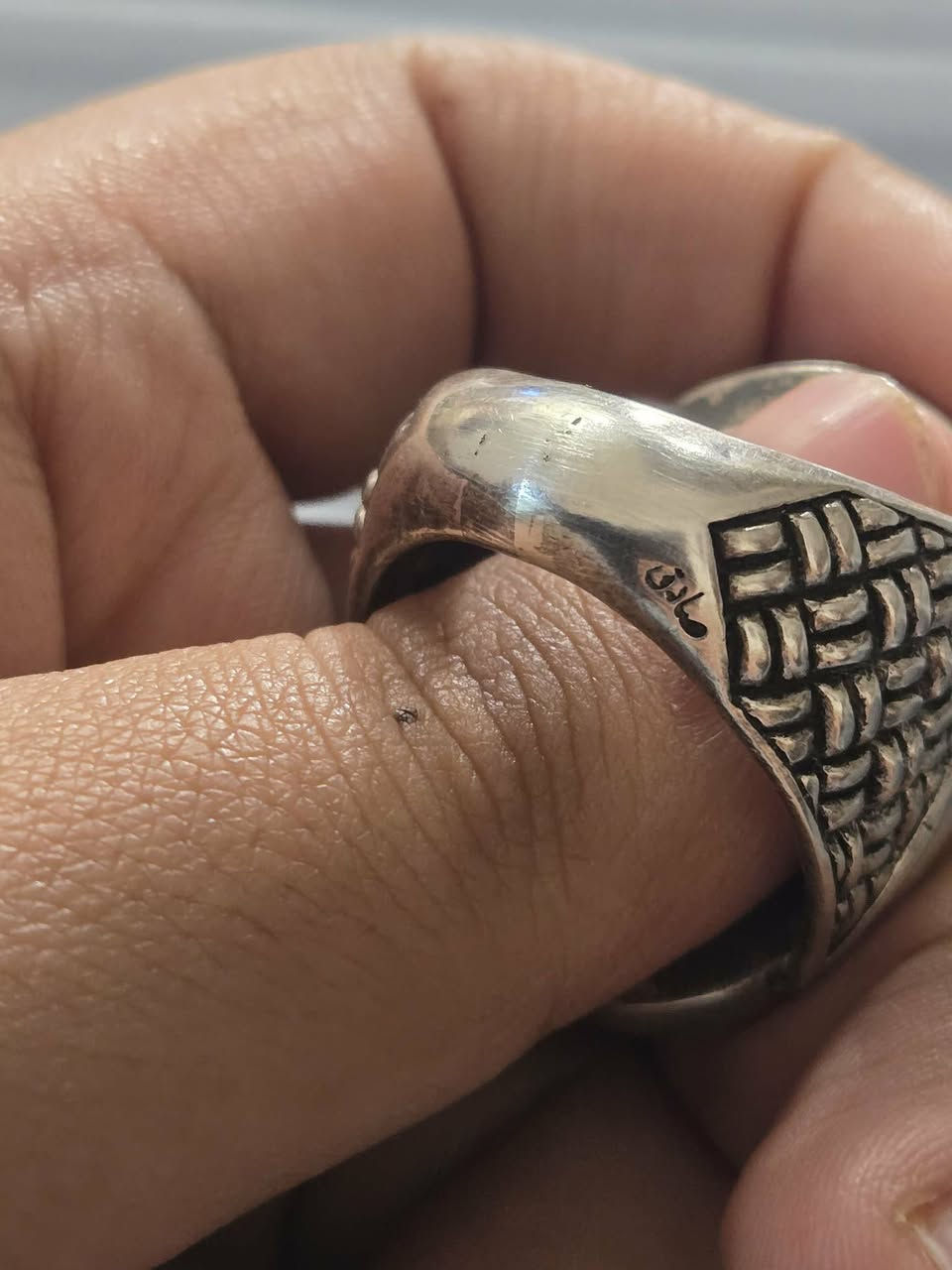 خاتم من العقيق اليماني لونين مكتوب سورة المباركه الفاتحه إمضاء رفيع خط يدوي والبسمله كوفي هندسي صياغة صادق الطائي ... سعر الخاتم 450 الف وبيه مجال بسيط للشراي


**إذا كنت صاحب هذا الإعلان وتريد حذفه لأي سبب، رجاءا أرسل رسالة إلى الدعم الفني**