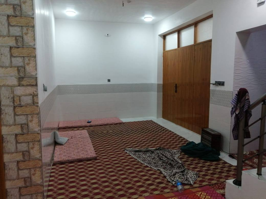 يا الله السلام عليكم بيت للبيع المساحه ١٠٠ متر البراكيه شارع المطار القديم قرب شارع علكم اساس صب كونكريت سقف صب كونكريت بناء طابوق البيت كامل من كلشي يحتوي على استقبال مطبخ صاله غرفه صحيات داخلي وخارجي السعر ٤٥ معه المجال الاستفسار على الرقم ***********
