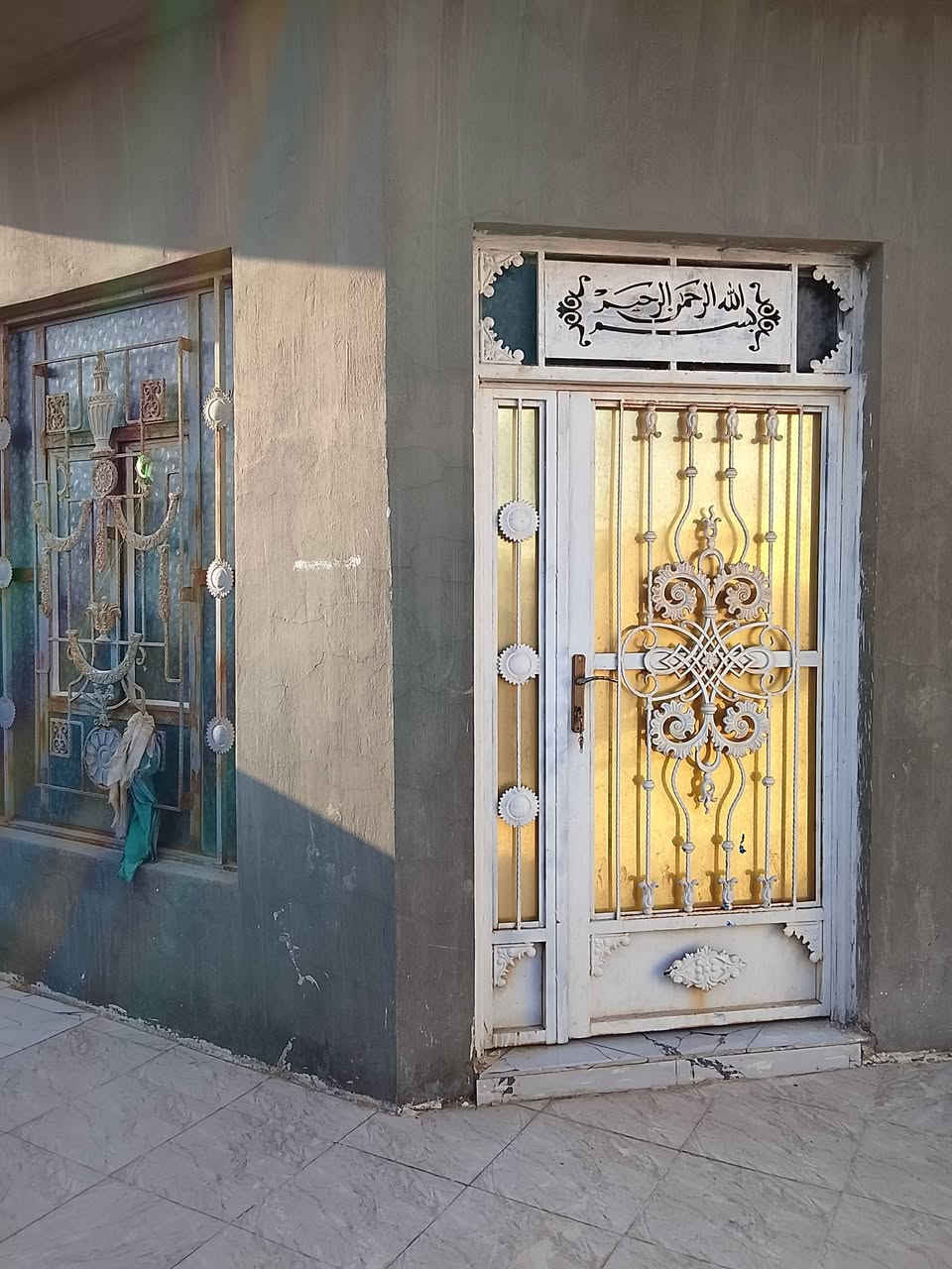 السلام عليكم ورحمه الله 
بيت 500 إقرار محكمة ومسجل بل بلدية ظمن التطويب 
الموقع قرب جامعة لإمام جعفر الصادق قريب جدا من شارع العام شارع بغداد الرئيسي 
يتكون البيت من غرفتين وصاله وحمام ومطبخ وبراني ومجمع صحي خارجي 
هاتف *********** علاء
