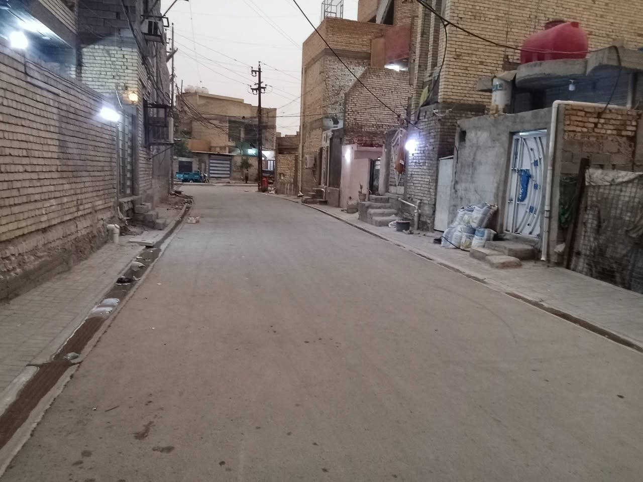 سلام عليكم بيت البيع العنوان المدينه نهايه داخل حي طارق الشيشان قرب مدارس يقرب على شارع عام 5بيت مساحه الدار 110 اتصال ***********
