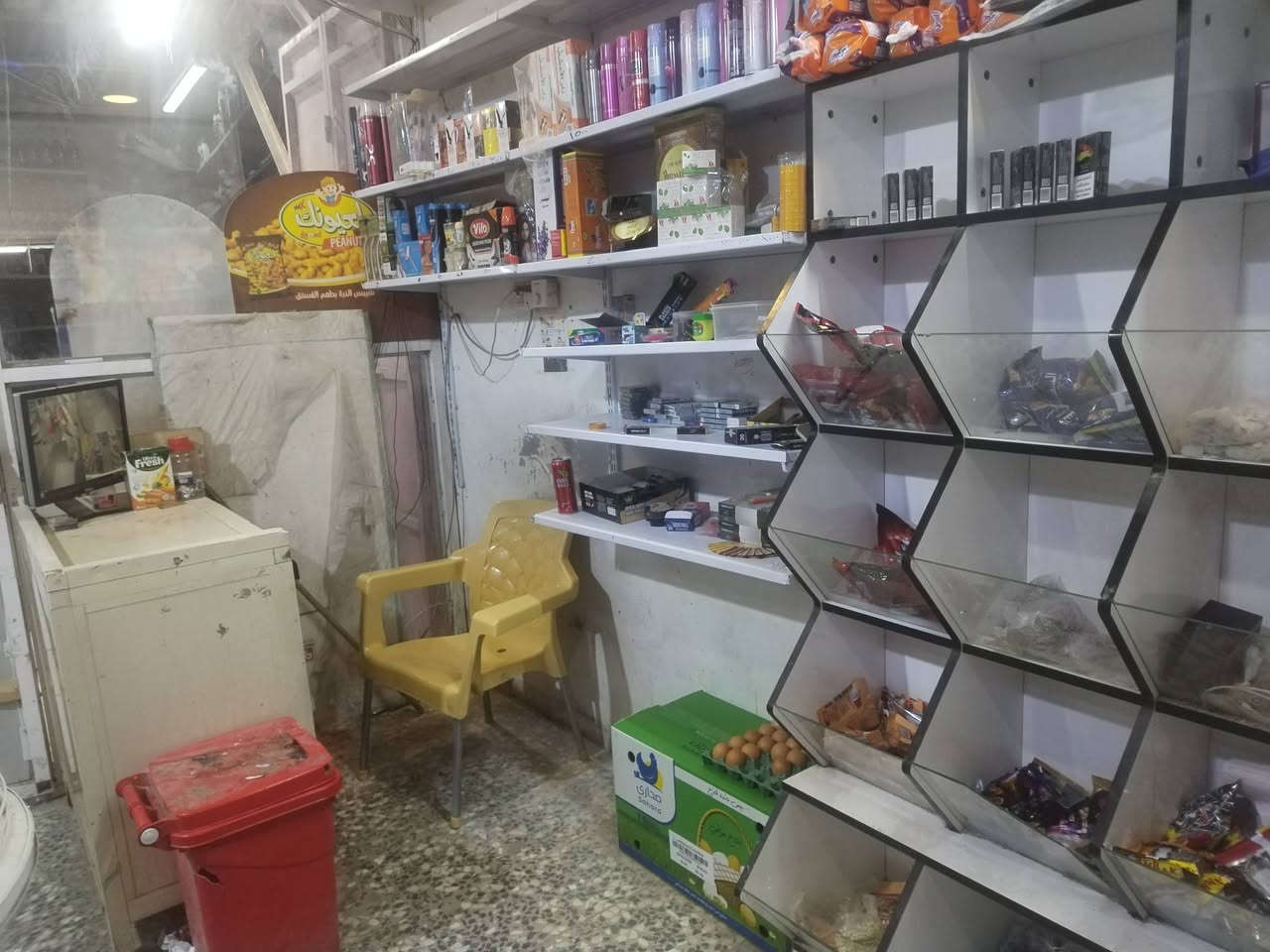 سلام عليكم ورحمة الله وبركاته (اسواق للبيع) المكان ابو رمانه قرب  سوق الخضر مكون من (٤برادارت) (و٢مجمدات) (وسفينه) وباقي الغراض بل تصوير للستفسار( ***********)
