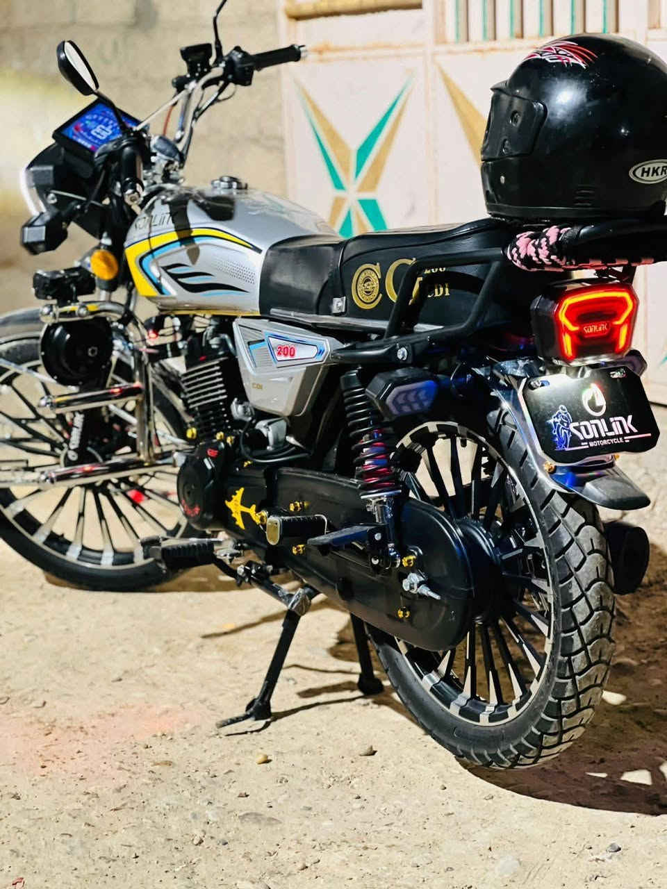 السلام عليكم دراجه سوالنك 25 ضاغطه وزنجيل منفيس  +سويجات 2 +بصمات 2 الدراجه ماشيه 5لاف فول كماليات التواصل خاص او عل رقم *********** وشكرا ادمن 🥰
