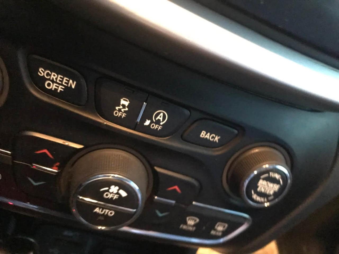 جيب شيروكي ٢٠١٨ ( ترايل هوك )لون أسود
سته سلندر ( V6 3.2) 9 نمر
السيارة فول مواصفات ( محسن )
- حساسات ٦ خلفية . ٦ اماميه 
- رادار امامي . خلفي مانع اصطدام توقف تلقائي
- اربع وضعيات قيادة ( SNOW ثلج / SPORT رياضي / ROCK صخور / SAND-MUN رمل-طين) .. بالاضافة الى ازار الفور ويل والصعود والنزول 
- شاشة كبيره بيها كل التحكمات
- المري الجانيبه هيتر + المرايه الوسطية كهرباء تعتيم لأنارات السيارات 
- كشن كهرباء + ميموري لخزن وضعيات كشن السايق
- تدفئة وتبريد مقاعد
- استيرن هيتر + تحكمات كاملة بالاستيرن
- نقطة عمياء + تثبيت سرعة وخروج عن مسار
- اوتو بارك (ركن ألي )
- اوتو ستوب ( السيارة تطفى من تكون على D وضاغط بريك تكدر اطفي وتشغله)
- الابواب بصمة + دخول ذكي 
- صندوك كهرباء و شفط تلث ازار بالبصمة ويم السايق وبالصندوك
- بانوراما 
- تشغيل عن بعد 
- سايد بريك كهرباء 
- سستم صوت قوي ٩ سماعات
- كشنات جلد مختم شعار TRAILHAWK

للتواصل. واتس ***********
السعر ١٤٨ورقة وبيه مجال بسيط
