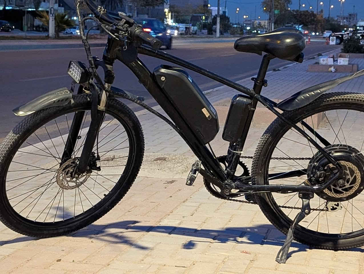 السلام عليكم،

بایسکل هايبرد كهربائي 27.5

بایسکل هايبرد أو كهربائي

الفريم بدون علامة عادي بس النظام الكهربائي الماطور ( Pengyuan) و العقل اصلی و بطارية ليثيوم .

الفريم المنيوم.

حجم : 27.5

کیر 7 سرعات خلفي.

دبل امامي سبرنج

ما طور حجم كبير 500 Watts حقيقي

بطارية ليثيوم 48V فولت 12 امبير, 576

يوصل مسافة 30-50 کیلومتر حسب الاستخدام السرعة 40 إلى 46 كم اس حسب.

بريك هايدروليك شيمانو خلفي ، و امامي عادي واير بي حساس يفصل الماطور عند الاستخدام

شاشة ملونة لعرض معلومات، مثل السرعة و المسافة و وقت الاستخدام و الشحن و غيرها من الاعدادات.

لايت امامي قوي.

واقيات طين امامي و خلفي

يعمل كابايسكل عادي و كدراجة كهربائية.

مكاني بغداد حي الجهاد.

رقمي:
***********

واتس اب و تلکرام و كذلك متواجد على الفيس.

السعر 500 ألف و و بي مجال أن شاء الله.
