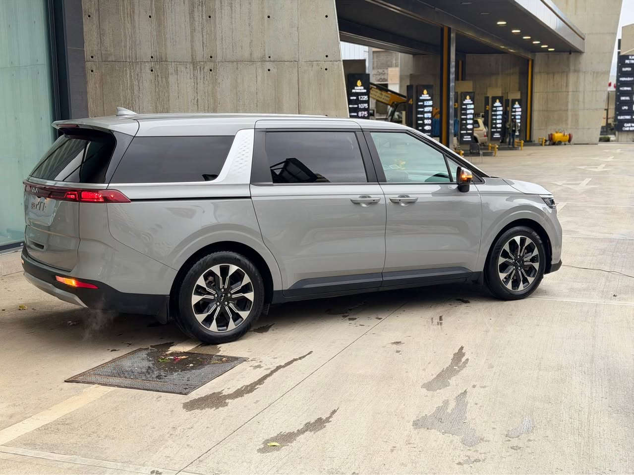 كيا كارنفال MPV EX 2024
ستة سلندر مكينة 3.5 مرغوب
السيارة فول فول مواصفات
سبعة راكب درجة اولى
الباب كل الابواب جك بصمة
كل الجامات بيها بردة
كل الكشنات بيها مكان شحن 
لايت الامامي و الخلفي بيها led ليت ئوتو 
بصمة شغالة 
بريك ئوتو رادار على خط الشارع
بيها خمس كامرات
شاشة ئلكتروني 
والشاشة لمس
كوشن جلد
كوشن هيتر
كوشن كهرباء
ئوتو هولد
بيها درايف مود 
اكو بعد اهواي مواصفات 
السيارة ماشية بس 22 مايل 
بيها رقم كاتي تترقم محافضات شمالية لمتد شهرين
بس البنيد صبغ
بدون داخل
ئيرباك بس الستيرن طاك متغير اب بلادي 
السعر 277
 للاتصل لغة عربية *********** 
واتساب مكان السيارة سليمانية
*********** السليمانية, العراق
