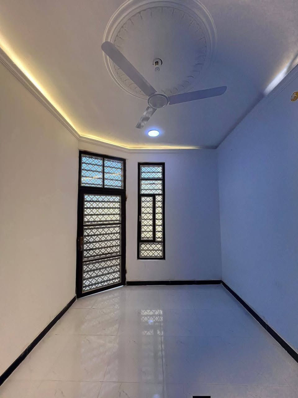دارين سكن للبيع البناء 2026
ملك صرف زراعي عراقي نموذج 25
#مساحة كل دار 110م / شارع #تبليط 12م
#محتويات_كل_دار :: حديقة خارجية . طارمة 
صحيات خارجية . استقبال . مطبخ . صالة 
غرفتين منام . منور . صحيات داخلية . درج . مخزن 
إبي الخصيب - طريق الوسطي - السبيليات الغربية 
#سعر_الدار_الواحد :: 75 مليون قابل للتفاوض 
#للأستفسار ::***********
***********

