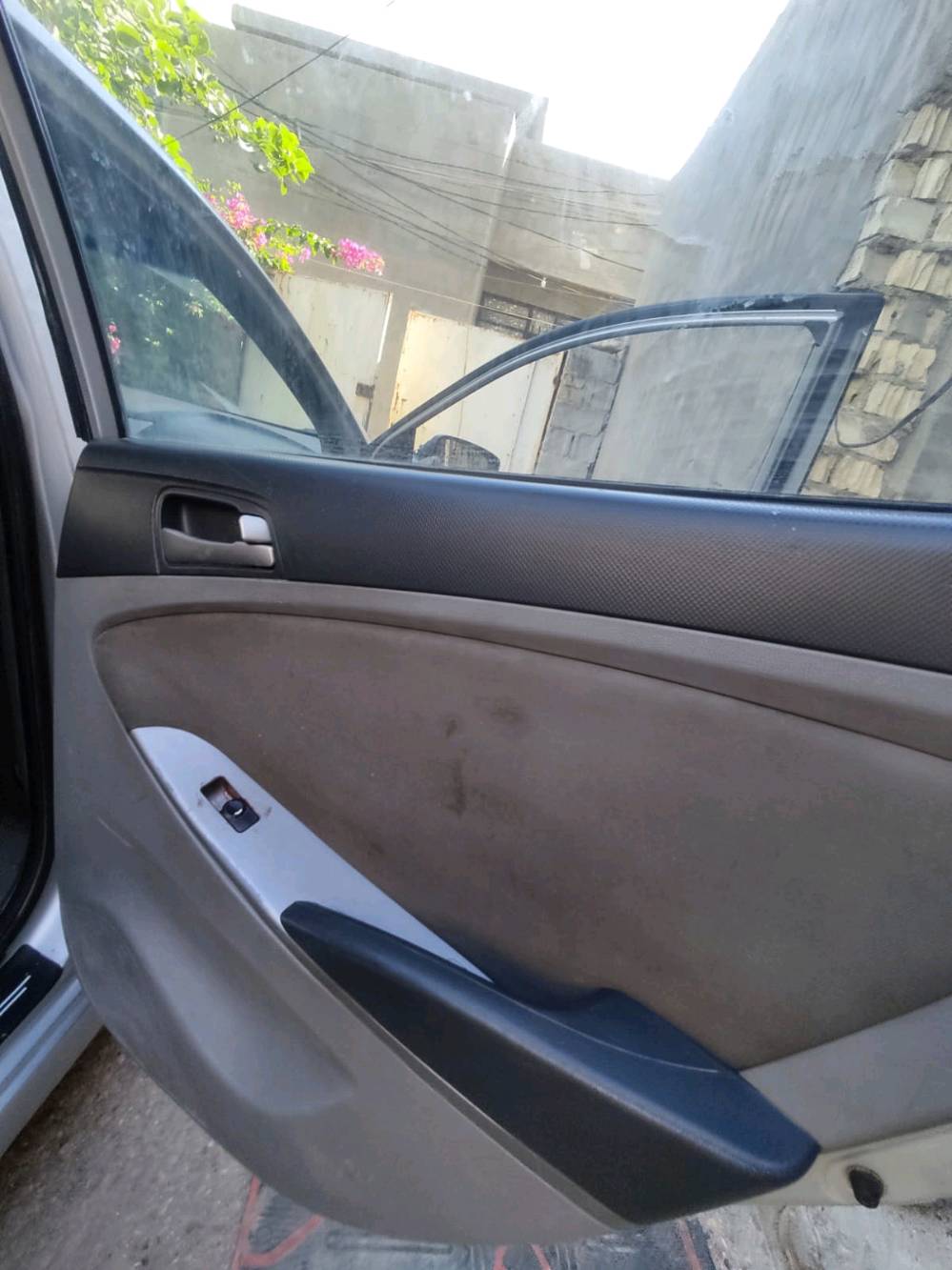 السلام عليكم اكسنت أمريكي موديل  ١٦مكينة 1600 سنويه ورقم بغداد بأسمي تحويل ثاني يوم نقص تبريد وتخم تاير وشغلات بسيطة السعر 75 وبيهة مجال