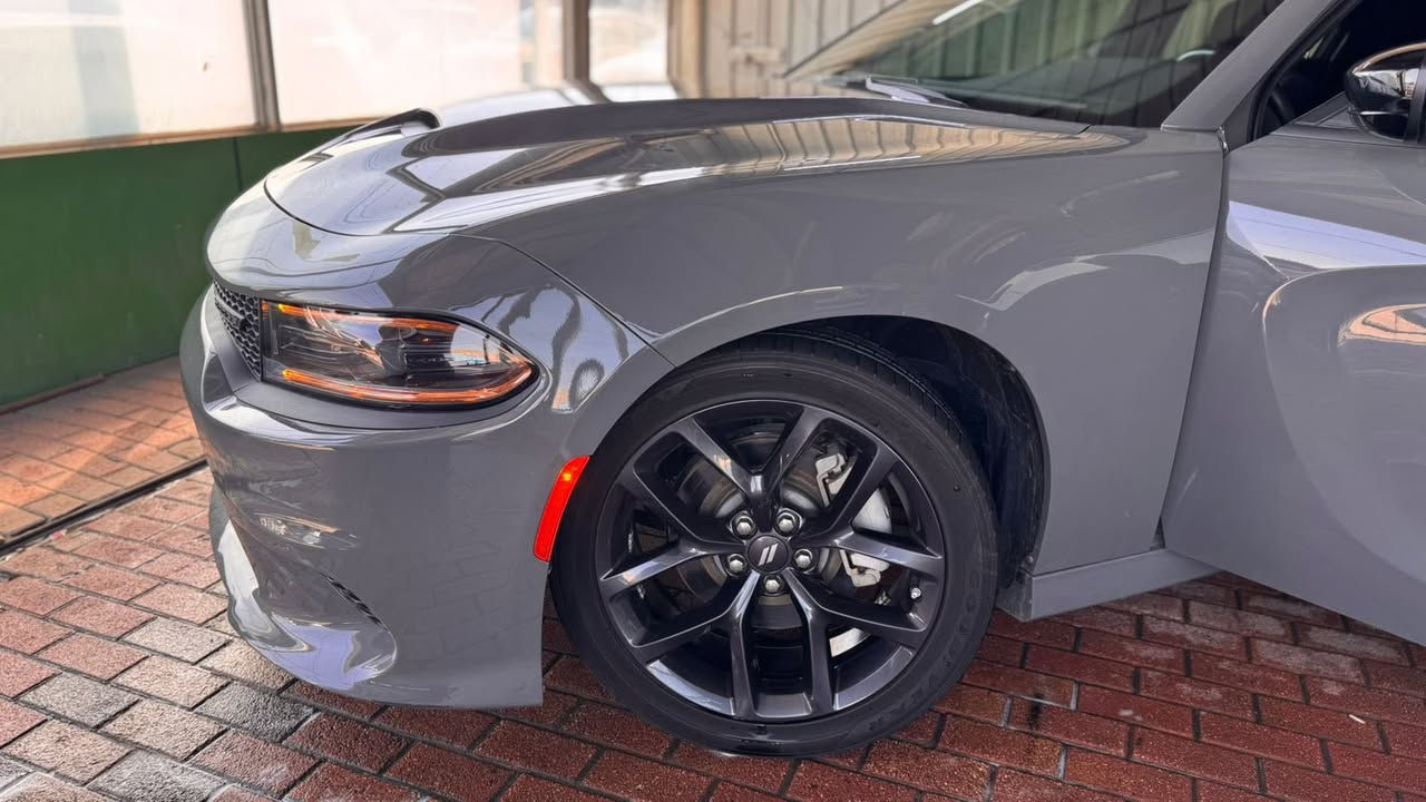 السلام عليكم
جارجر 2023 GT دخول جديد تترقم كل المحافظات 
مكينة 3600 
ماشية 60 الف ميل 
السيارة جديدة كلشي مناقصها 
مواصفات الGT معروفة 
فتحة 
كشنات حضن 
شاشة جبيرة 
ويل 20 
حساسات خلفية 
حادثها تبديل البيبان الاثنين اليسرة جهة الصدر نفس اللون من امريكا بدون شاصي وبدون لغد 
العنوان بغداد البلديات 
0771 434 6798
