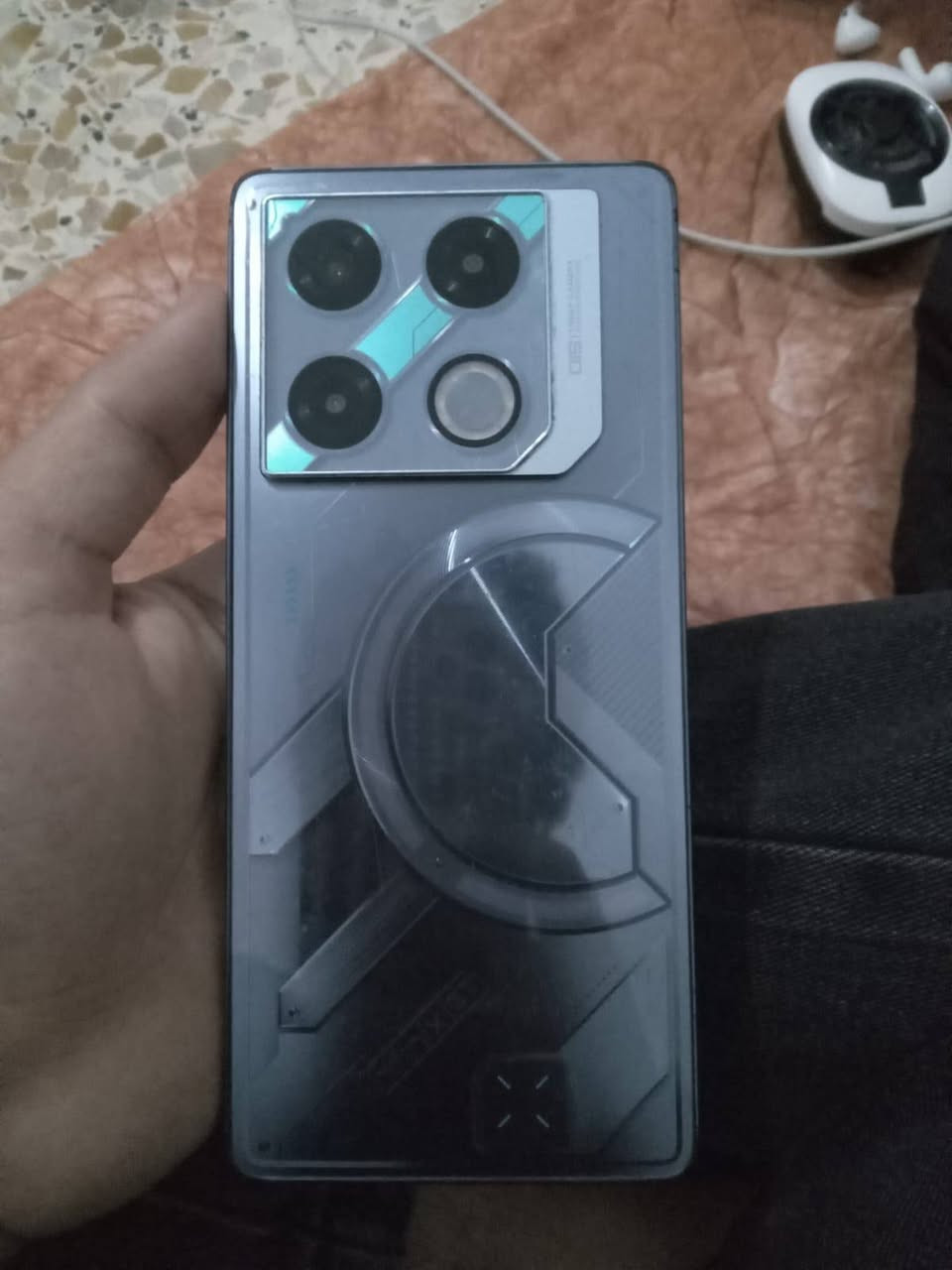 𝗜𝗡𝗙𝗜𝗡𝗜𝗫 𝗚𝗧 𝟮𝟬 𝗣𝗥𝗢
Infinix gt 20 pro
مواصفات الكاميرا الاحترافية

الكاميرا الخلفية (الأساسية): بدقة 108 ميجابكسل مع مثبت بصري (OIS) ضد الاهتزاز، وتصوير فيديو بدقة 4K (تصويرها دقيق وواضح جداً).

الكاميرا الأمامية (السيلفي): بدقة 32 ميجابكسل لعزل وسيلفي

"الالعاب"
المعالج Dimensity 8200 Ultimate (معالج قوي جداً) 

ومخصص للألعاب الثقيلة مثل ببجي وفورتنايت بدون حماوة .بضمان 120 fps

الشاشة : AMOLED تدعم 144 هرتز (سلاسة وسرعة خرافية بالتصفح والالعاب).

الذاكرة : 256 جيجابايت
الرام :  12+12 (إجمالي 24 جيجابايت رام مع ميزة Mem Fusion) 

البطارية: 5000 ملي أمبير تطول وياك يوم کامل استخدام ثقيل
التصميم الظهر بيه إضاءة LED مالت الـ Mecha اللامعة.

الداخل الجهاز ما مفتوح ولا مصلح نهائياً، وكلشي بيه بلاد.

الشاشة والظهر نظيفة جداً ومثل ما موضح بالصور

الإطار الحواف توجد شخوط وحكات خفيفة موضحها
بالصور من أثر الاستخدام الطبيعي وتختفي بالحافظة

الكارتونة الأصلية مالت الجهاز موجودة.

رأس الشاحن الأصلي السريع موجود 

السعر : 225,000 دينار عراقي قابل للتفاوض البسيط جداً للشراي

الموقع بغداد الدورة


**إذا كنت صاحب هذا الإعلان وتريد حذفه لأي سبب، رجاءا أرسل رسالة إلى الدعم الفني**