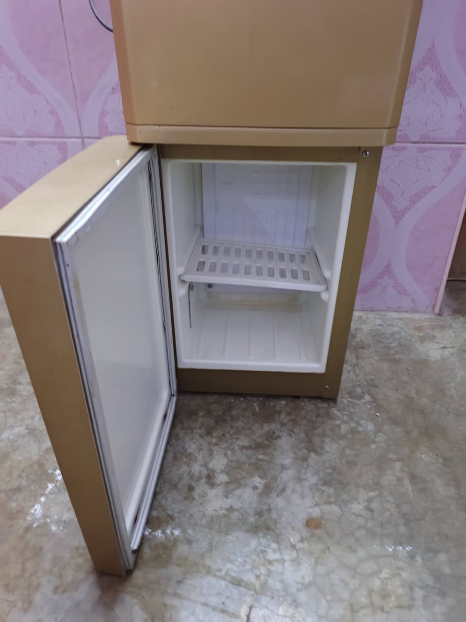 سلام عليكم براد شغال شرط حار بارد ثلاجه كله بلادي شركه كل عيب مابيه  فول نضافه كله شرط  السعر 65 وبيه مجال مكاني كركوك حي عسكري شراي اتصل ***********
