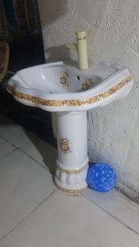 مغسلة وسط • الف دار