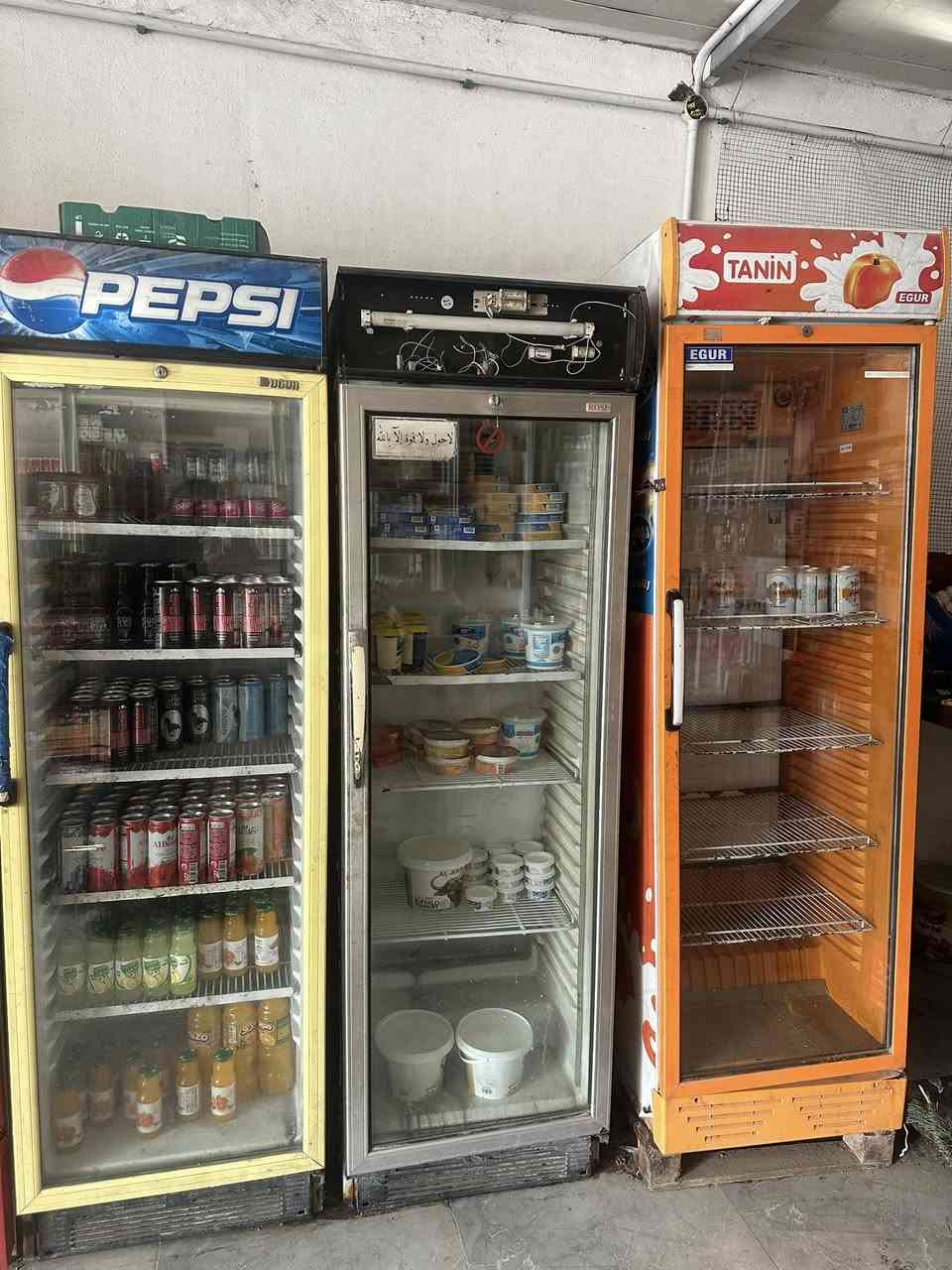 براد عدد 6+عارضات عدد 4 مستعمله للاستفسار اتصال عله الرقم *********** /***********
