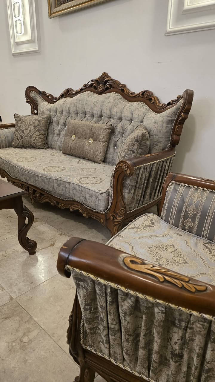 تخم تركي زان اخو الجديد ١٠ مقعد وطبلة وسط مليون وربع قفل 
***********
