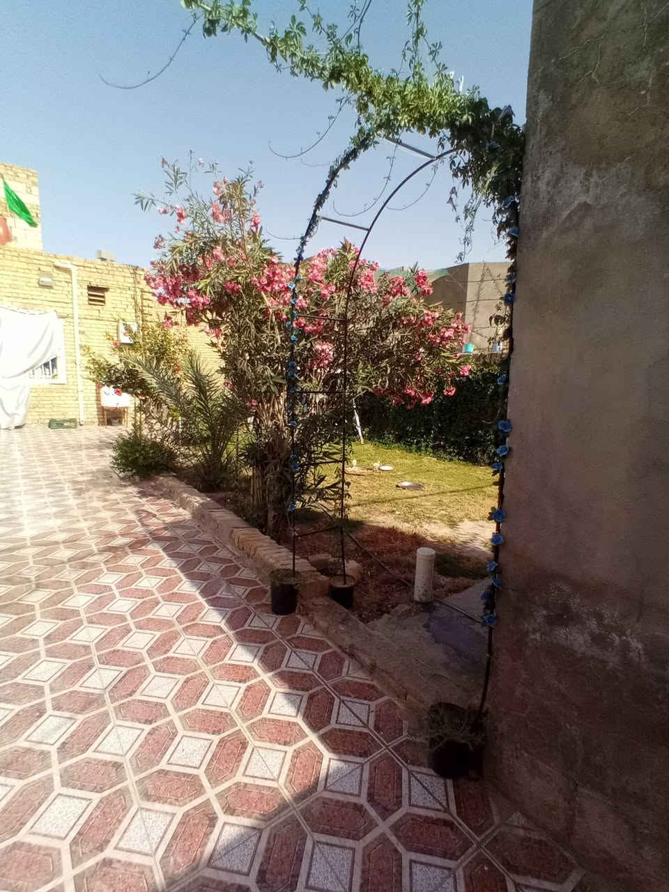 بيت للبيع مع عرصه خلف البيت على الشارع الثاني ال حمد خلف العمارات السكنيه قرب المنشأت حجي جليل   خامس بيت عن الشارع العام المساحة ٤٦٠ متر 
غرفتين نوم ٥×٤ صاله ٨×٤ مطبخ ٥×٤ براني ٨×٤ بعده ماكامل نقص ٤٠٠٠ طابوگه فقط الحديد والباب والشباك موجودات + حديقه مرتبه للتفاصيل الاتصال على الرقم ***********
