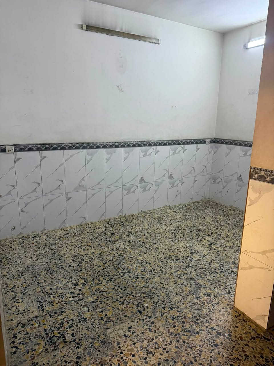 السلام عليكم 
بيت للإيجار المهديه العبيدي او النهضه غرفتين نوم ومطبخ وصاله واستقبال خدمات طابقين موجود اثاث بالبيت سبلت ومطبخ سعر الايجار ٥٠٠ ألف 
رقم الهاتف ***********
