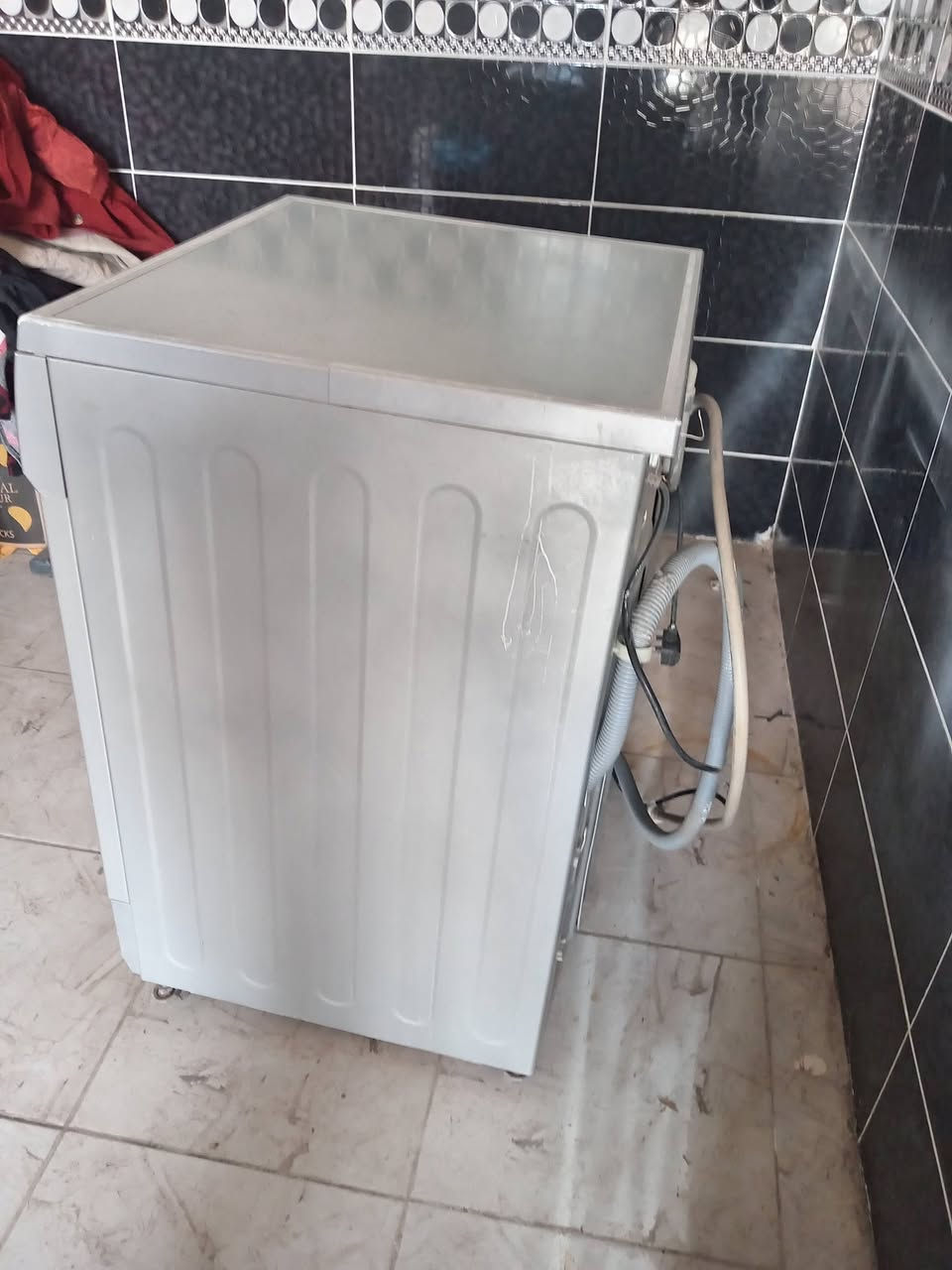 سلام عليكم غسالة ملابس السعر ١٧٥ ماكنة خياطة جديده ٥٠ وبيها مجال الشراي يتصل ويدلل***********
