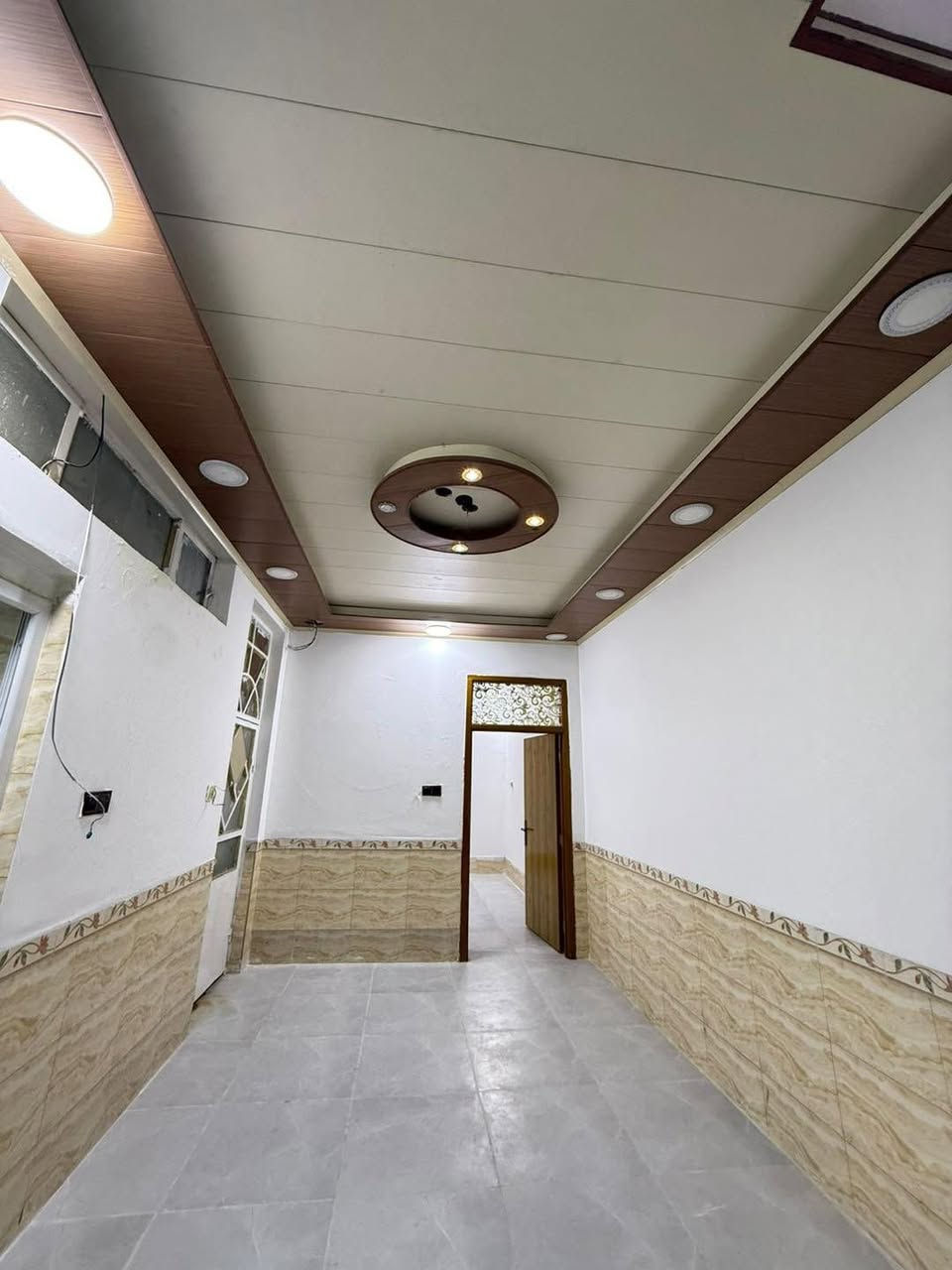 دار للايجار مساحه الدار 100م حي الجامعه شارع 10🏘️ 
طابق ونص غرفتين  وصاله ومطبخ استقبال  وصحيات بناء مرتب
مكتب دار السلام للتفاصيل الاتصال على الارقام الموجوده
***********)  (*********** #بيت #نجف #حي #سلام
