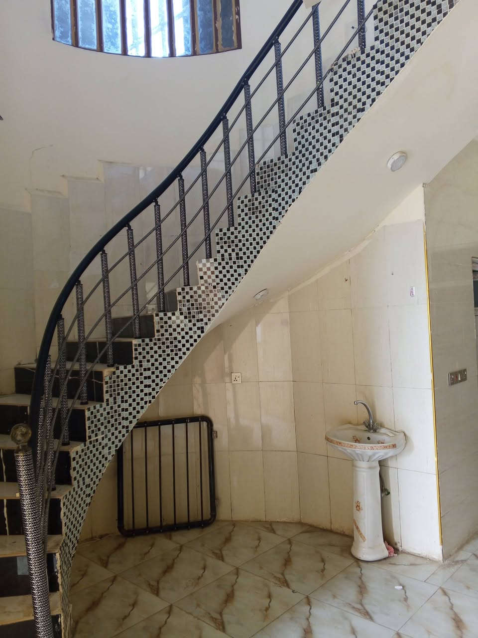 السلام عليكم
دار سكني حي دوام المعمل ركن الربع الأول
المساحة ٢٣٠ متر
عرض الشارع ١٠ متر و ١٢ متر
الواجهة ١٢ ونص متر
طابقين ٤ غرف نوم ملحقات كامله
حديث بناء سنة ٢٠٢٠
فارغ حاليا
السعر عل خاص او الاتصال ***********
