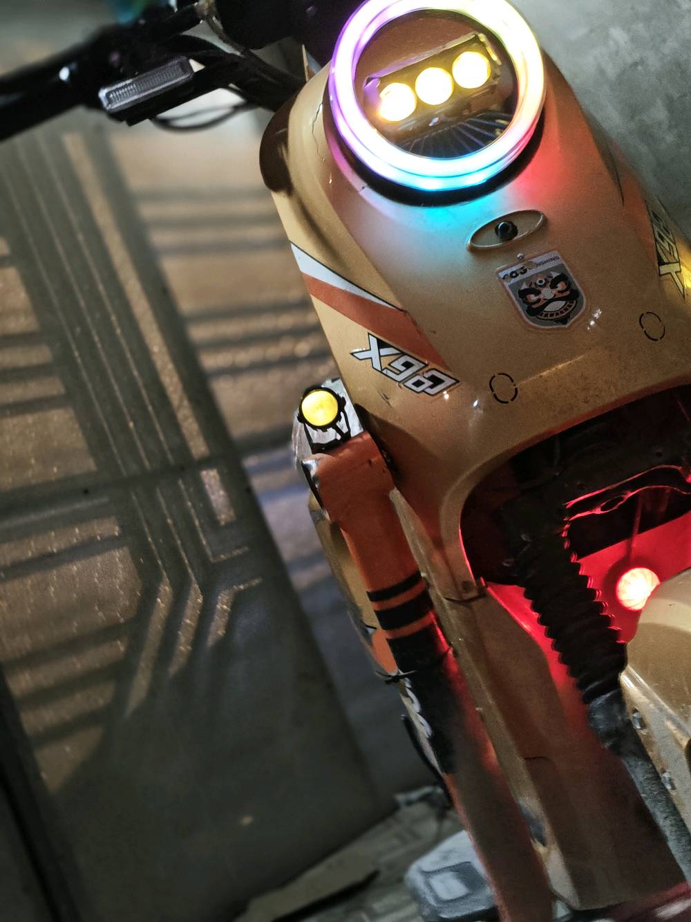 دراجة كهربائية موديل X96 جاهزة للبيع. تمتاز بأضوية LED ملونة تعزز المظهر العصري والجذاب. مناسبة للمشاوير اليومية وتتميز بالكفاءة في استهلاك الطاقة وهدوء الأداء. الدراجة بحالة جيدة جداً وتنتظرك لتكون رفيقك في الطريق.