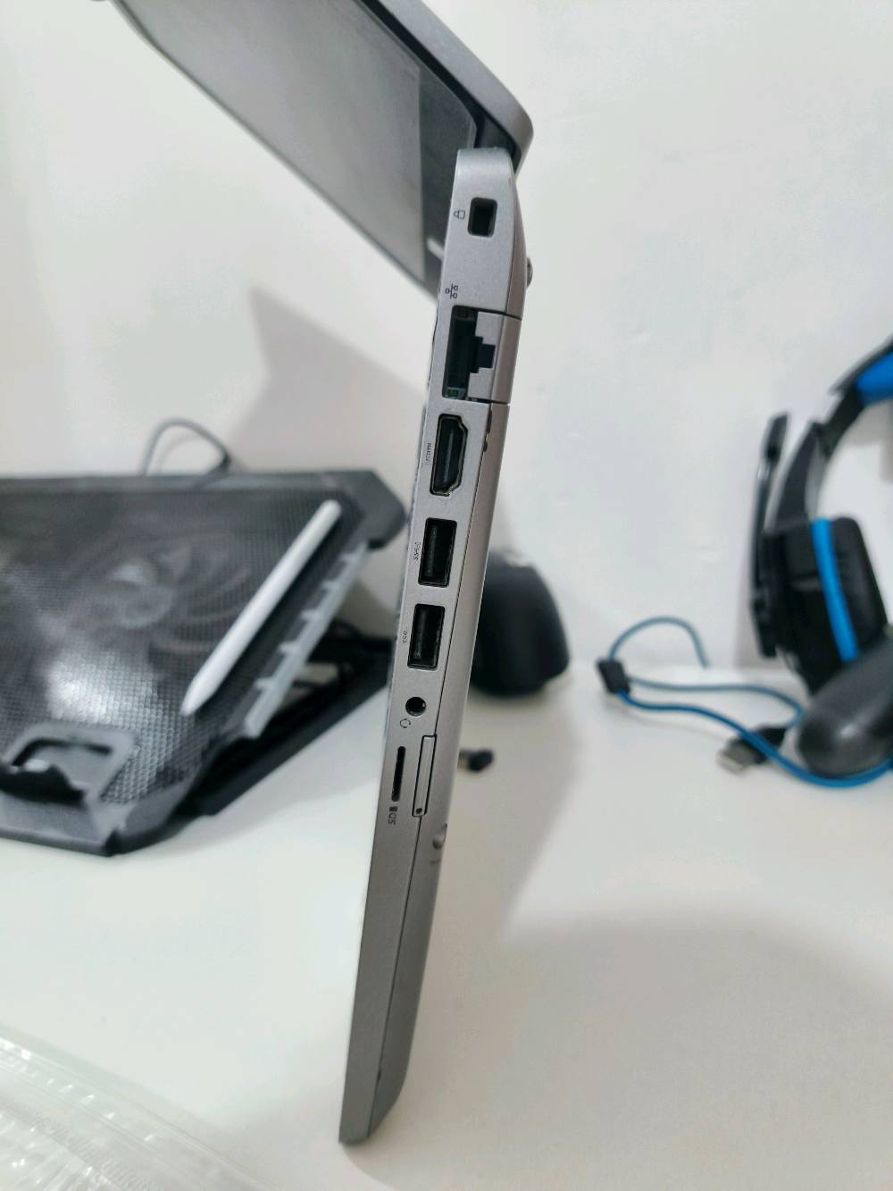 ​💻 لابتوب Dell Precision 5510 للبيع - أداء قوي وتصميم أنيق
للبيع جهاز Dell Precision 5510 الغني عن التعريف، يجمع بين القوة والشاشة اللمسية المذهلة، الجهاز بحالة ممتازة (مستعمل نظيف جداً) وجاهز للاستخدام الفوري.

​🚀 المواصفات التقنية:

​المعالج: Intel Core i5-11th Gen (أداء عالي وسريع للمهام المتعددة).
فئه Hمناسبه للعاب المتوسطه. 

​الذاكرة العشوائية (RAM): 16GB (مثالية للألعاب، المونتاج، والبرامج الهندسية).

​التخزين: 256GB SSD (سرعة فائقة في التشغيل ونقل البيانات).

​الشاشة: شاشة لمس (Touch Screen) بدقة عالية وألوان واقعية جداً.
كيبورد ضوئي. 
​الحالة: مستعمل نظيف جداً (نظافة ممتازة).

وياتي مع حقيبه وماوس وقاعده تبريد

​✨ مميزات إضافية:

​تصميم نحيف وخفيف الوزن وهيكل متين من الألمنيوم. 

​شاشة بدون حواف تقريباً لتجربة مشاهدة ممتعة.

​بطارية بحالة جيدة جداً.

​💰 السعر:[380]وبي مجال. 

📍 الموقع: مثنى رميثه 

📞 للتواصل والاستفسار: [***********] واتساب