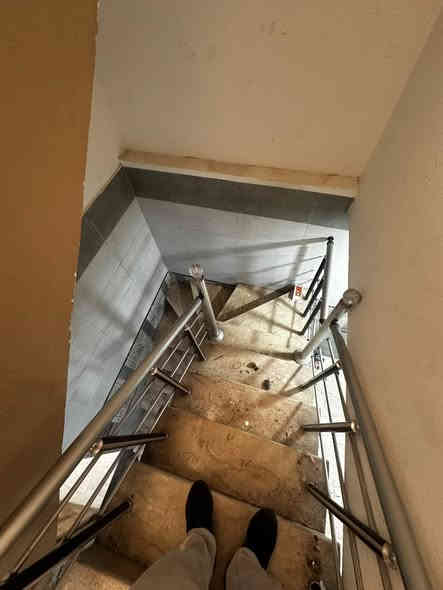 #للايجار____في____السيدية 
بيت مساحة 50م 

يحتوي على ثلاث غرف نوم وصالة ومطبخ وخدمات 

قيمة الاجار:850 الف 

للاستفسار:***********

او زيارة مكتب الفهد الهندسي للمقاولات العامة/شارع جامع الاقصى مقابل مكتبة الحكم سنتر
