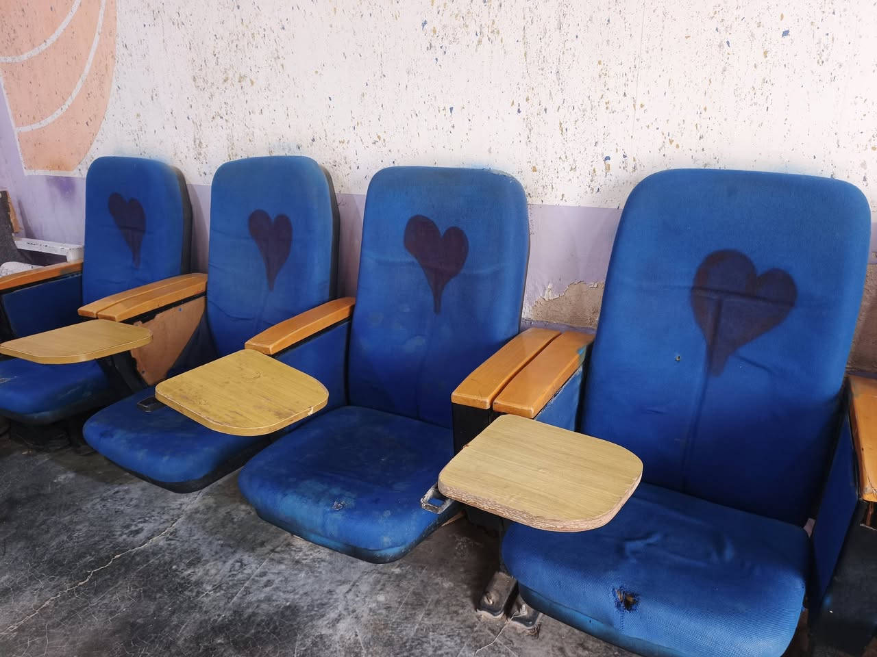 كراسي للبيع مثل ما موضح بصوره عدد6 يعوزهن بس تغير الوجه مالهن سعر70ارخص من البلاستك   ***********
