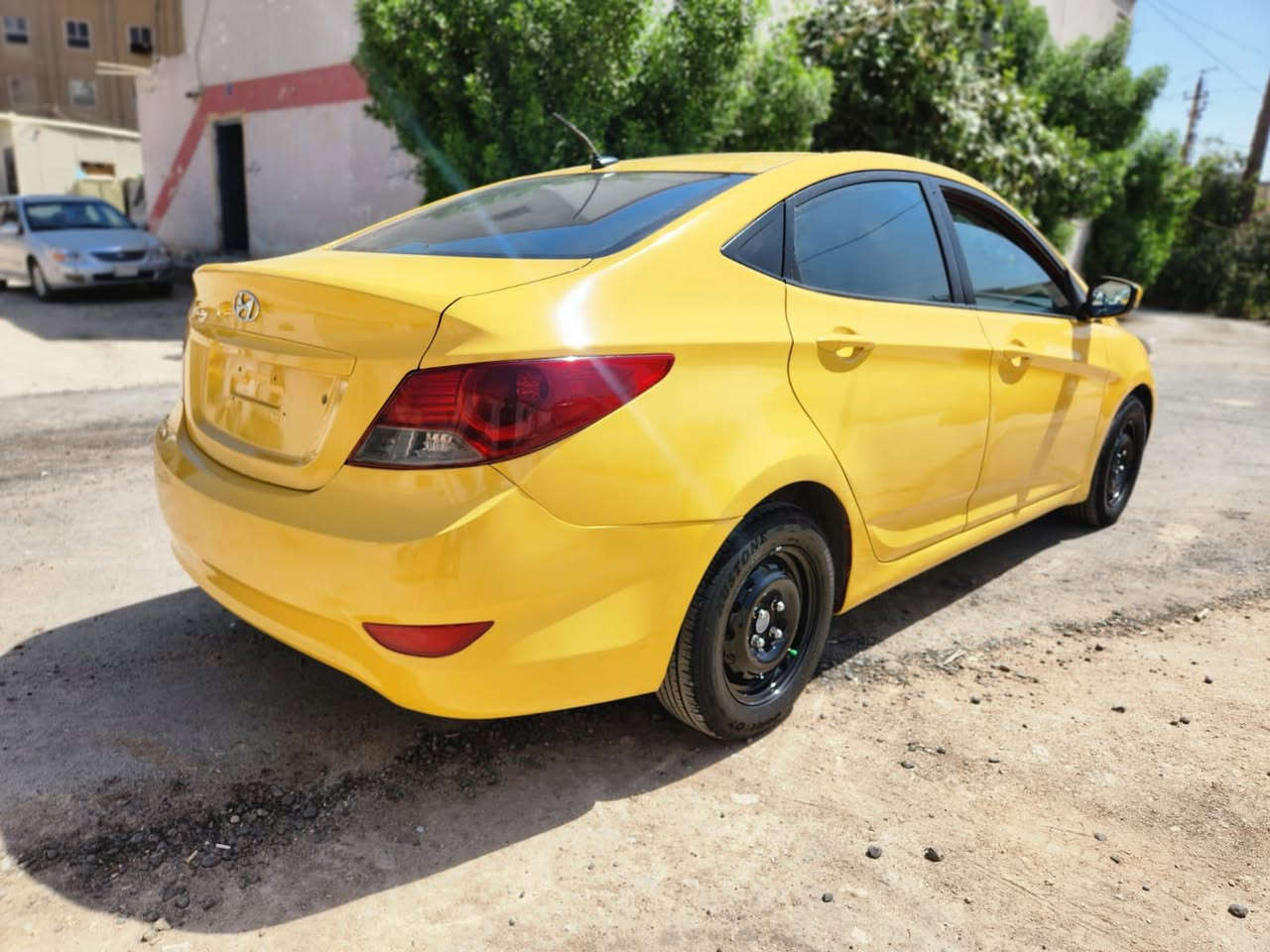 السلام عليكم اكسنت موديل 2014 رقم بغداد دولي باسمي وارد امريكي حادث بنيد فقط 
السياره جديده بمعنى الكلمه حداديه جديده تخم تاير جديد منضومه بانزين جديد مكينه كير خير من الله السياره جاهزه من كل النواحي السعر 88وبيه مجال
***********
مكان بابل حله
