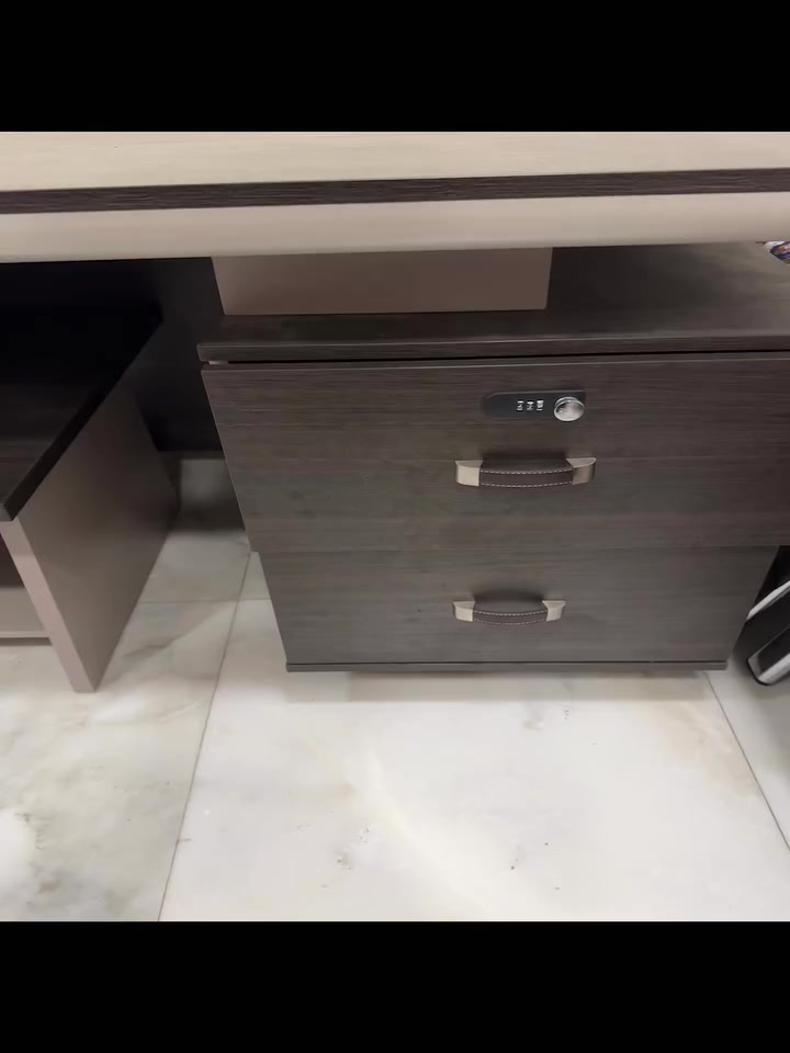 ميز مكتبي متكون من ٣ قطع طبله وسطيه ميز كبير مع جرارات عدد ٢ مكان تخزين وميز جانبي متكون من جرارات عدد ثنين للاستفسار والتواصل واتساب ***********
