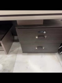 ميز مكتبي متكون من ٣ قطع طبله وسطيه ميز كبير مع جرارات عدد ٢ مكان تخزي...