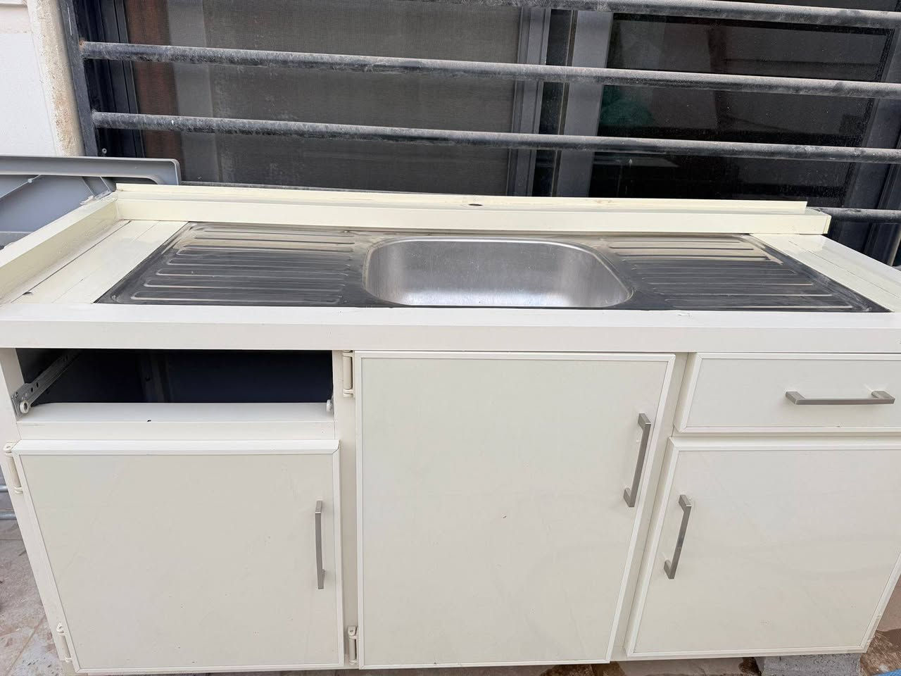 السلام عليكم
عندي هالأغراض 
الكونتر تعلاكة مع سنك وطباخ ٣٥٠ الف وبه مجال 
الديوان ٢٠٠ الف وبه مجال 
الاتصال ع الرقم ***********
