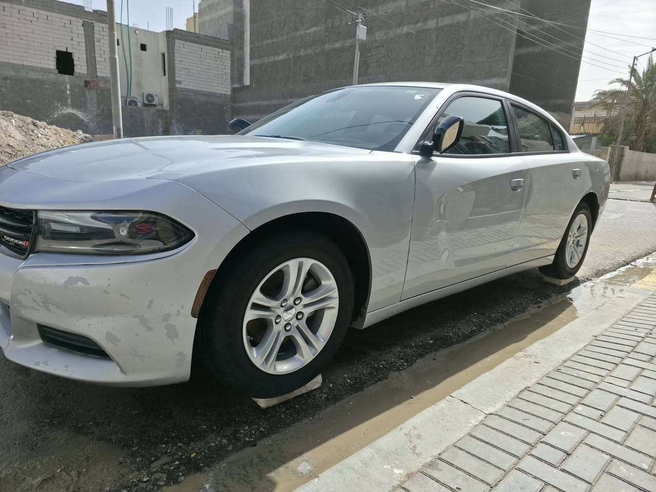 دودج جارجر موديل 2023 اصل 
فئة SXT 
المواصفات معروفة 
لون سلفر بأسمي رقم بصرة 
ماشية 28 الف ميل 
السيارة ضربته كلش خفيفة بحيث كله بلادي راديتر الماي والتبريد والحاضن كله بلاد غاز التبريد البلاد نفسه والصور الحادث موجودة بالمنشور
هاتف/واتساب *********** 
العنوان البصرة
