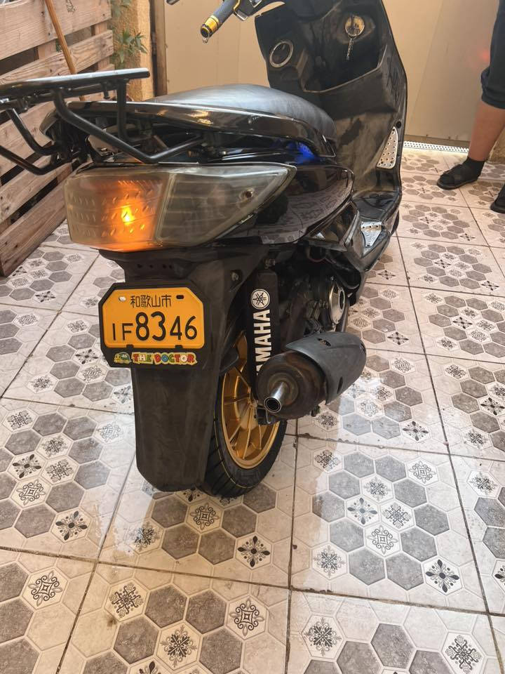 سلام عليكم اخوتي
يوماها سكنس فحل كوري كابريتر (المرغوب) 
دراجه حلوه ومختلفه كلش شوفت عينك دراجه 
بيها ويل رياضي بحاله الوكاله لا عواج ولا شي 
بيها زوج تايرات جلاتين اصلي ماماشي ابد جانت متروكه الدراجه 
بيها صالنصه صجميه اصليه 
بيها كويل ناريه رياضي اصلي 
بيها يدات 
بيها مري كاربون فايبر هواي بيها غراض  
بوشتها 58ونص بلادي اصلي 
شلعتها حلوه كلش 
بيها ملاحضات بسيطه 
دراجه مفتوحه مرا وحده بس ونفس غراضها الصليه رجعتها بدون شي تجاري بس مجرد ادامه لان متروكه 
شباب كلشي كتبت بل منشور وكل الملاحضات كتبت 
وبل خير عل ياخذها لان قطعه كلش حلوه 
عنواني بغداد شعب 
***********
***********
سعر دراجه قفل 900 وماكو هيج سعر بل سوك ❤️
