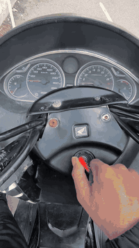 السلام عليكم سلفر جيتي الدراجه نضيفه بس بيه حادث مكينه خرسه المكان بغداد بلديات  *********** للستفسار
