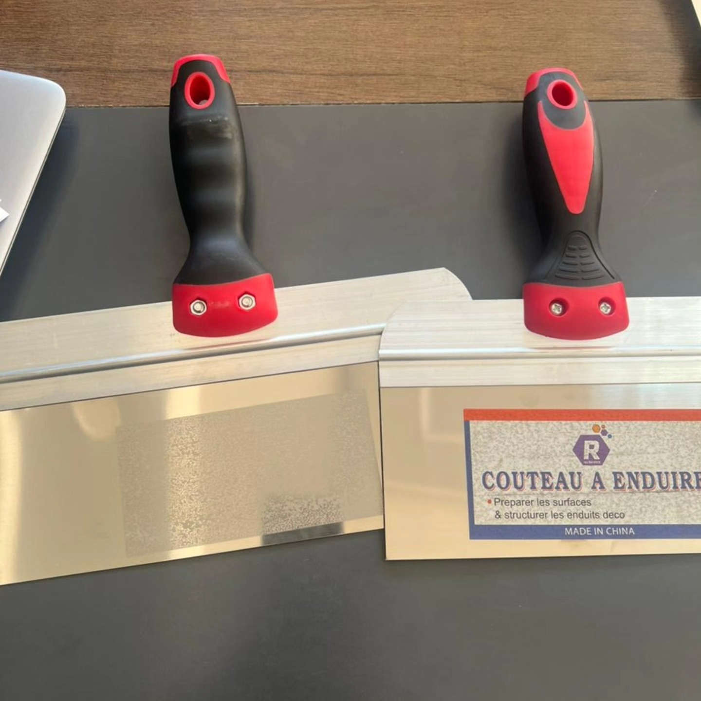 📦 منتجات رمضان الجديدة وصلت.. ! 🚀

​  بمناسبة حلول شهر رمضان المبارك  جبنالكم اليوم أحدث أدوات المعجون والأصباغ لتجديد منازلكم بكل سهولة وأمان! ✨

لكل أسطى محترف أو صاحب منزل يبحث عن الدقة في العمل، وفرنا لكم تشكيلة أدوات الصباغة والمعجون التي تختصر عليكم الوقت وتعطيكم النتيجة التي ترضون عنها.

المنتجات تتكون من : 
​✅ شفرات معجون (بلاستيك وستيل) لسحب احترافي.
✅ فرش أصلية لشغل ناعم وبدون أثر.
✅ نايلون تغليف مع تيب (لصق وحماية بلمسة واحدة).
✅ أدوات تحديد الزوايا، وكمامات واقية لسلامتكم.

​كل ما تحتاجه لتأسيس وصبغ جدرانك.. موجود عندنا!
تفضل بزيارة مكتب العسكري في جلولاء، ولا تساوم على جودة أدواتك. 🛠️🎨


**إذا كنت صاحب هذا الإعلان وتريد حذفه لأي سبب، رجاءا أرسل رسالة إلى الدعم الفني**