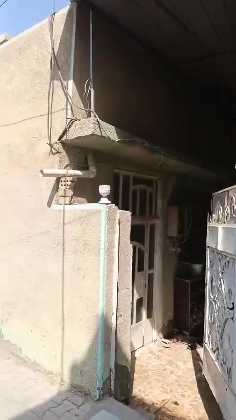 الغ الغرير نزلة السراية ع الشارع قرب اسواق الامير ثالث بيت ب الفرع بيت طابقين
جوه استقبال‬‏: ممر غرفه وره الستقبال حولي صغير صحيات مطبخ ترك وره المطبخ
‬‏: فوك غرفتين وحده منهن سندويج مع صحيات: سطح
‬‏: مساحة 125
‬‏: نزال 24 واجهة 5.5 للتواصل ***********. السعر ١٠٥ وبيه مجال
