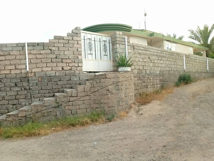 بيت 🏡للبيع🏡
المساحة..الكلية 500 متر
الموقع البدعية 
للبيع🏠 اوللمراوس 
البيت فول امفول حديقة عدد 2 امام البيت وخلف البيت واحده للضيوف وحديقة لل بيت 🏠 
مع بابين لدخول البيت باب لي استقبال الضيوف في واجهة اليبت وباب خلفي للسيارت
مع كراج يتسع لي سيارتين 🚘🚘
مكون البيت من 3غرف نوم 
في كل غرفه نوم حمام داخلي 🏠
مع مطبخ حار ومطبخ بارد
ومكون من حمامات
داخليه وخارجيه 
مكون من ديوانيه
و استقبأل وموزع 
منطقة سياحية
يتواجد هذا البيت بين نهر دجله والاسحاقي و حولكم بساتين وحقول اسماك والماء فول  وكل هاذا بسعر
السعر مناسب جداً أو بي مجال
للاستفسار الاتصال على رقم***********
