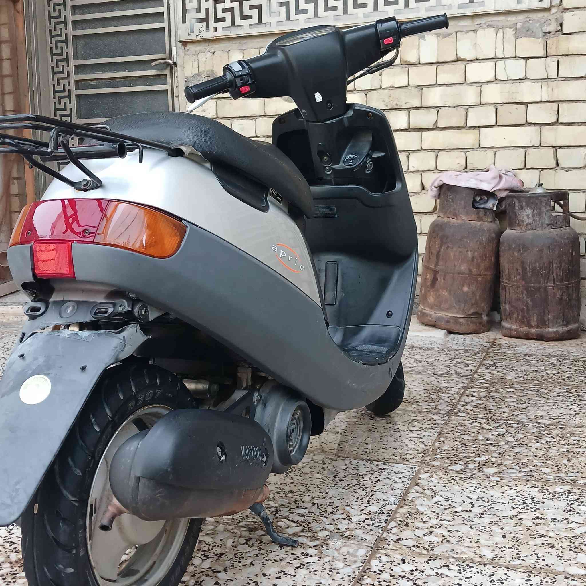 دراجه للبيع 
كربلاء 
بطه موديل 2003 حاويه نضيفه كلش كلشي مابيه بس الجاملغ مفطور مثل ماموضح بلصوره السعر 600 وبيهه مجال  للاستفسار ***********
