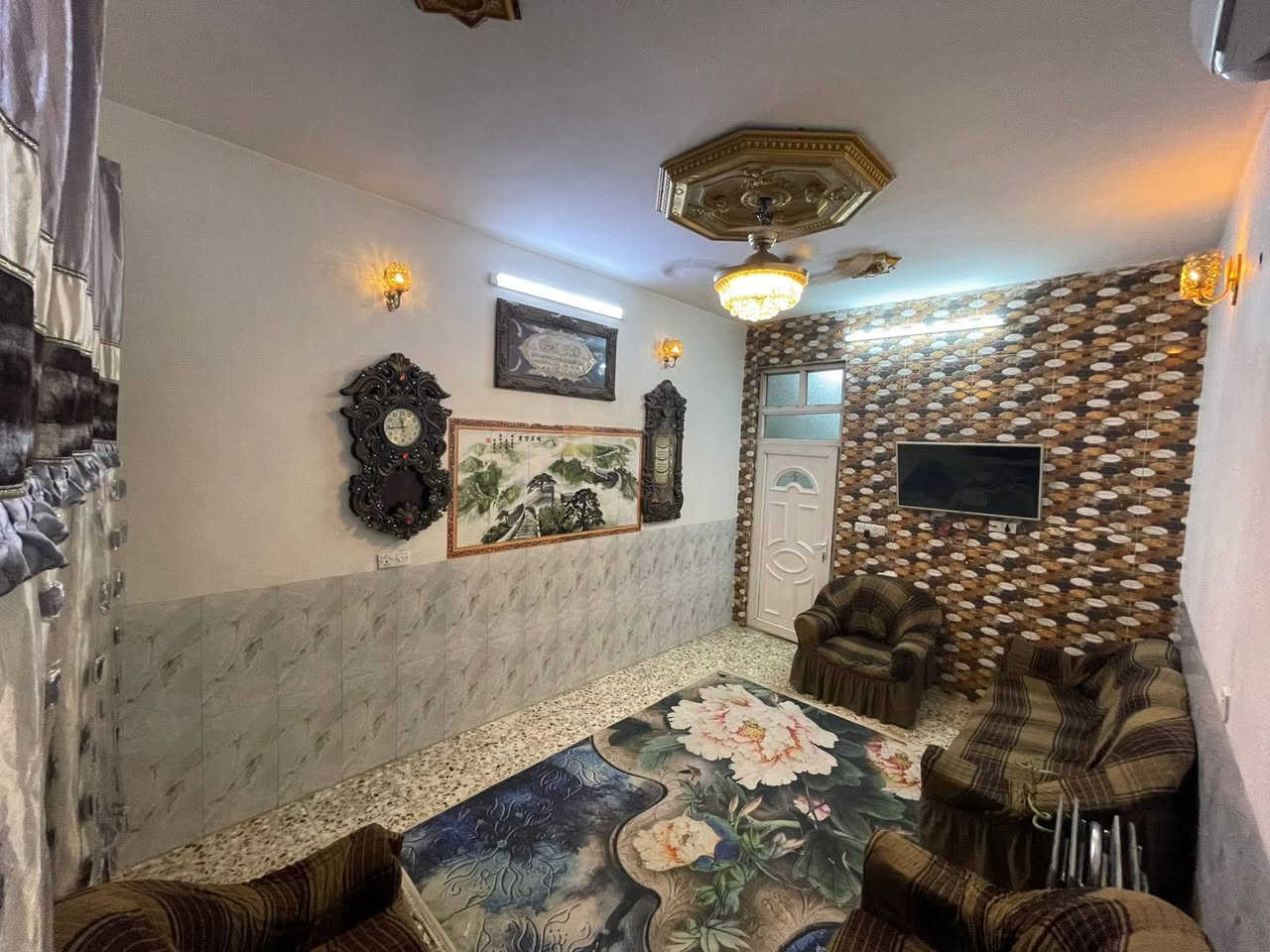 منزل للبيع المساحه 75 في بغداد منطقت أم الكبر ولغزلان مجاور حي أور طابو صرف البناء ثلاث طوابق عدد الغرف المنام ثلاثه وستغبال وصاله ومطبخ وصحيات ثلاثه البيت جاهز وما بي أي نقص وبسعر مناسب ومستعجل عله البيع للتواصل ***********
