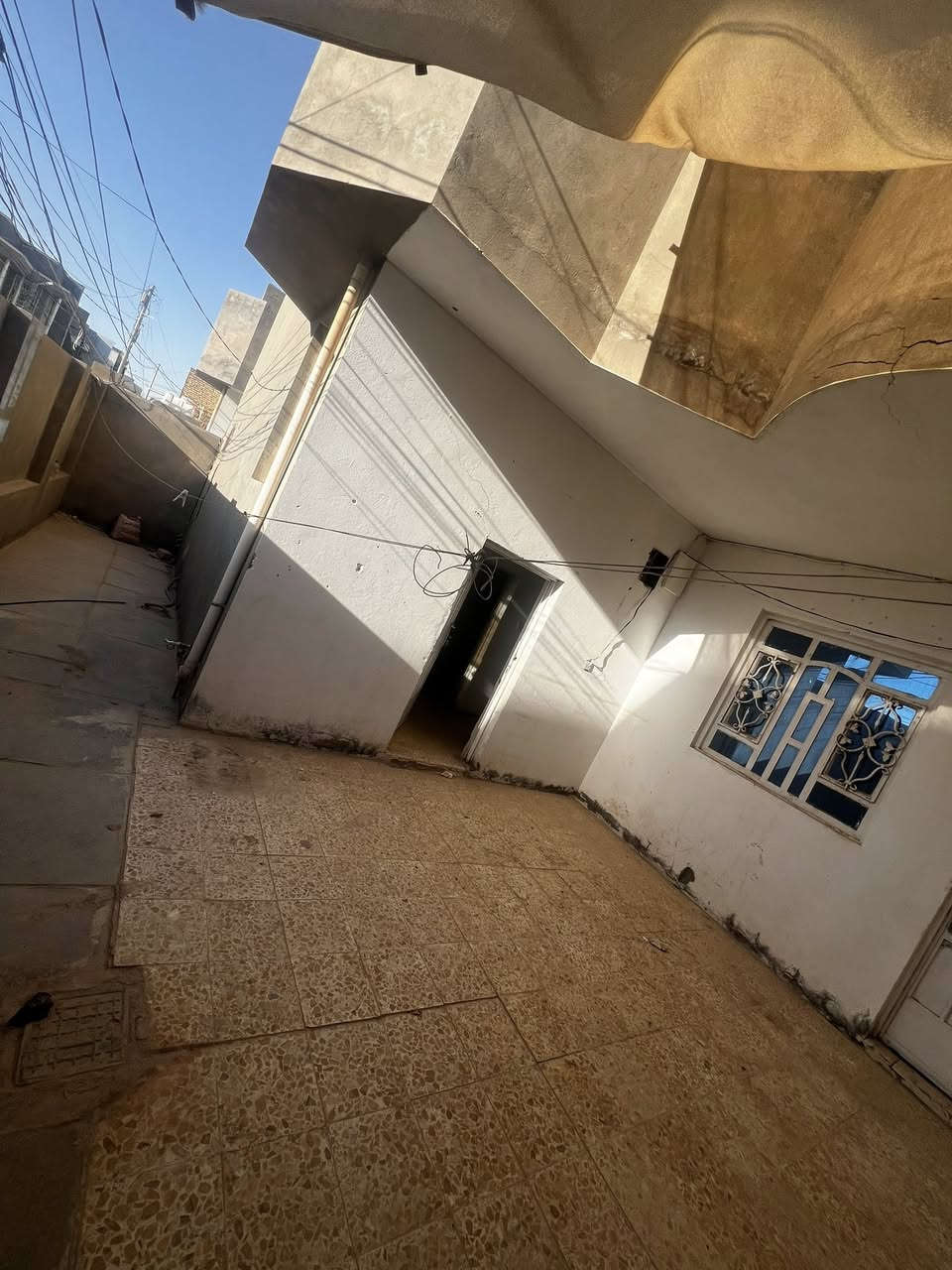 للايجار مشتمل طابق ارضي في ام الخيل الثالثة
يحتوي على غرفتين ومطبخ وصحيات وسطح
السعر ٣٥٠ الف شامل الماء والكهرباء 
🌹الايجار للعوائل فقط🌹
***********
