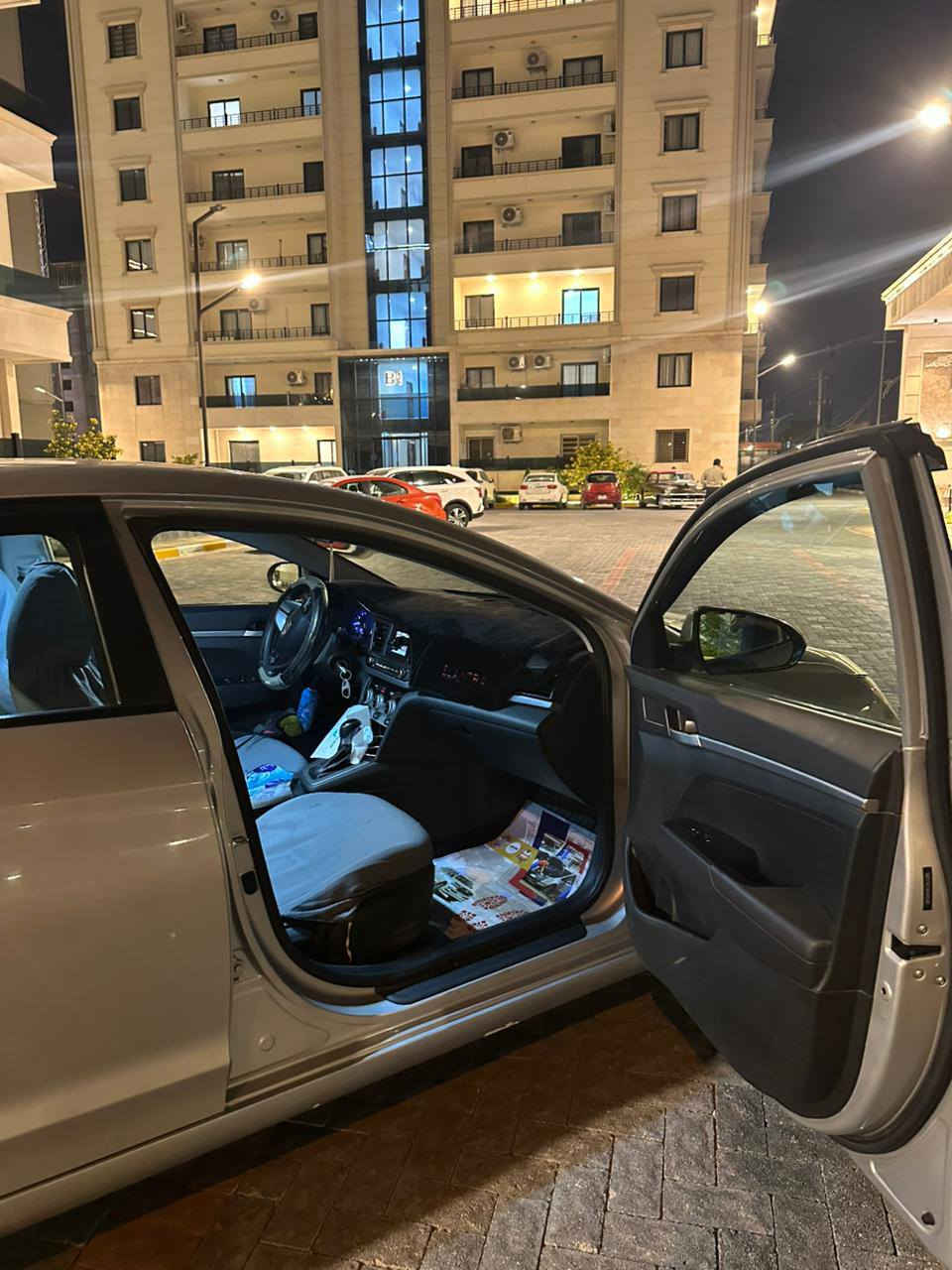 سلام عليكم 
النترا 2019 رصاصي 
امريكي حادث بالبنيد فقط 
محرك 2000 دوش مكفول وكير مكفول 
رقم شمالي  
المكان الفلوجه 
***********
