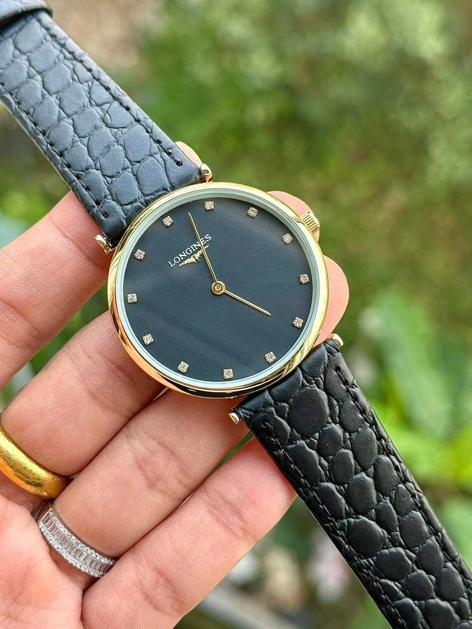 ⌚🔥 Longines 🔥⌚
✨ لونجين كوالتي عاليبتصميم رجالي أنيق ✨ ماستر كوالتي (Master Quality) ✨ سير جلد طبيعي فاخر ✨ واجهة سوداء فخمة مرصعة بتفاصيل أنيقة ✨ هيكل ذهبي راقٍ يمنحك إطلالة كلاسيكية مميزة ✨ مناسبة للعمل والمناسبات والسهرات
🖤 ساعة تجمع بين الفخامة والرقي، وتُعد خياراً مثالياً للرجل الذي يبحث عن الأناقة والتميز.
💰 السعر: 65 دينار فقط 🚚 توصيل مجاني إلى جميع المحافظات


**إذا كنت صاحب هذا الإعلان وتريد حذفه لأي سبب، رجاءا أرسل رسالة إلى الدعم الفني**
