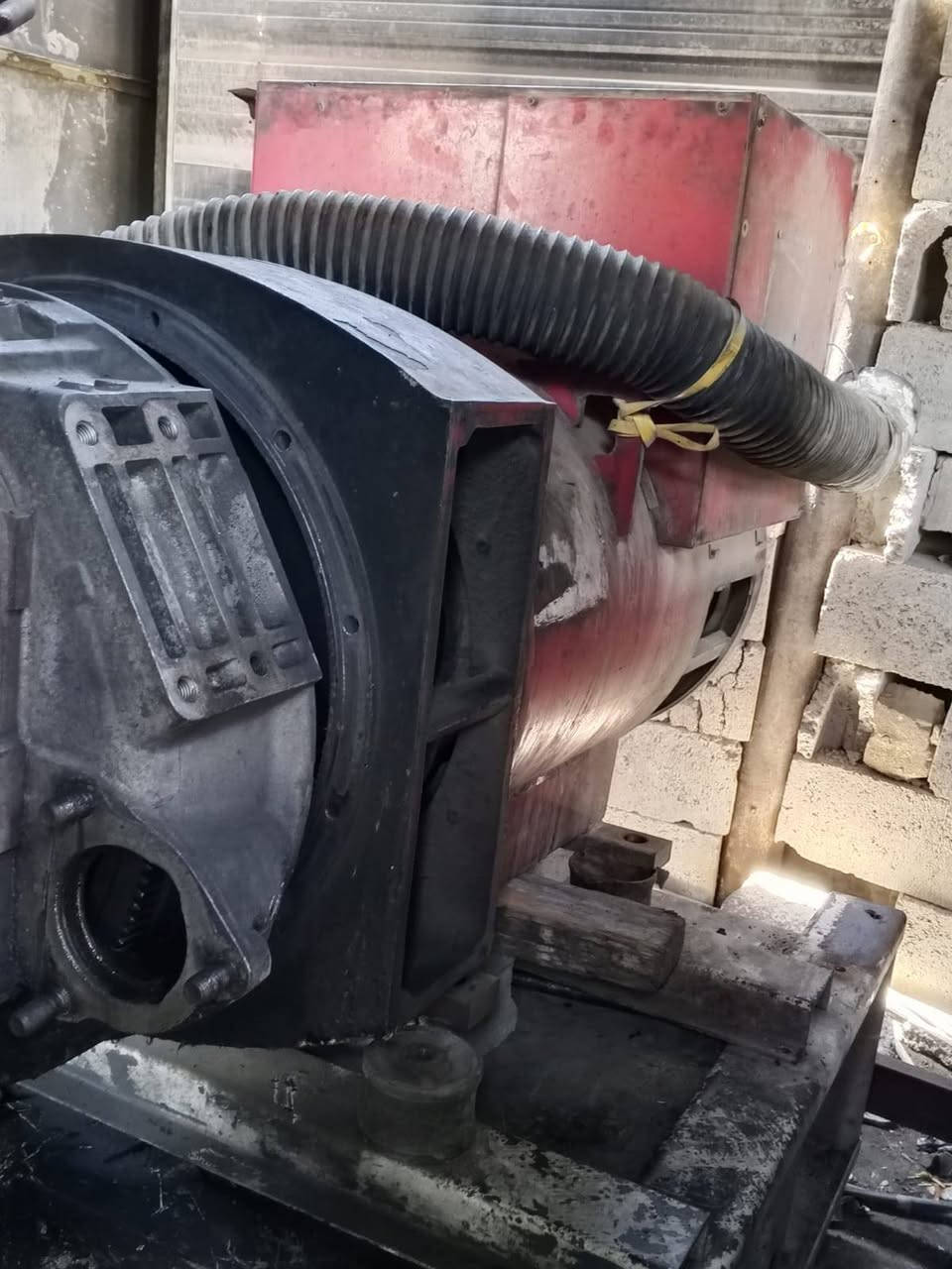 السلام عليكم اخوان مولده اسكانيا 113 بم 88 تجفيت جديد تخم كامل راس توليد 300kv  سبب البيع زياده في الحمل مكينه تشتغل عل موقع تجي تفحص وتشوف بعينك موقع ديالى جديده الشط الاستفسار عل رقم ***********
