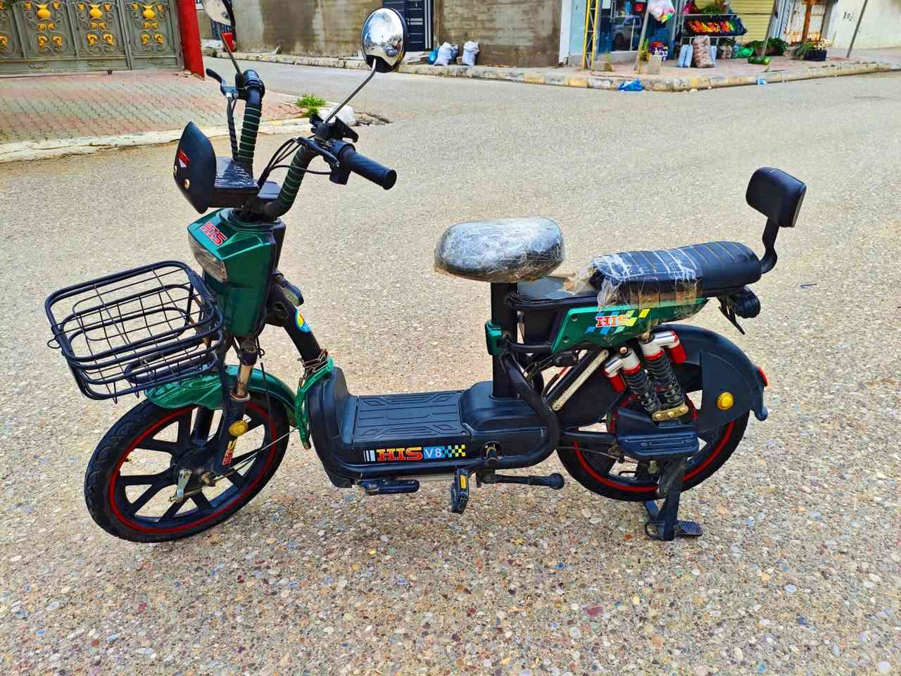 السلام عليكم. دراجه شحن موديل 2024 نوع his مشتري بنهاية 2024 . يجي ويا سويجين وثنين تحكم عن بعد.خمس بطاريات برتقالي اصلي. الاضائات كلهن يشتغلن مابي اي نقص بس المرايه اليسرى تبديل يحتاج. السرعه مالته نفسها والبطاريات قويات كلش. والتايرات كلهم مسويهن جوب يعني التاير دبل جوب وهاي كدامكم الصور. السعر خاص ***********.مكاني كركوك/ المعارض
