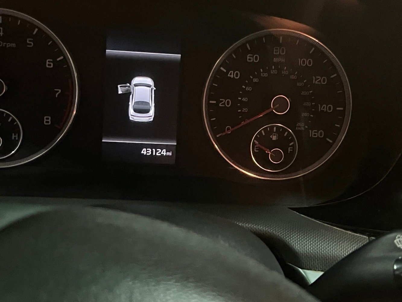 سيارتي كيا K5 موديل 2021 للبيع بلون أحمر مميز وماشية 43 ألف ميل. فيها مواصفات ممتازة مثل شاشة تعمل باللمس، وكاميرات رادار 360 درجة، ونظام بصمة، ومثبت السرعة. السيارة نظيفة جداً وماحتاجت لأي صيانة كبيرة. السعر قابل للتفاوض.